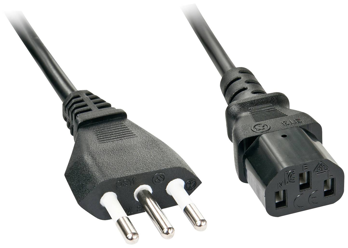 Ein schwarzes Stromkabel mit einem Schuko-Stecker auf der linken Seite und einem dreipoligen IEC-Stecker auf der rechten Seite.