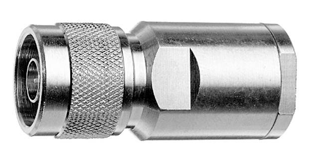 Metallener Schnellkupplungsstecker in zylindrischer Form mit gerändeltem und glattem Bereich, geeignet für Schlauchverbindungen.