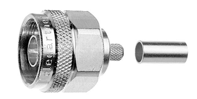 Metallischer Steckverbinder und Röhrchen, die zusammenpassen. Der Steckverbinder zeigt seitlich das Wort 'uegärtner'.