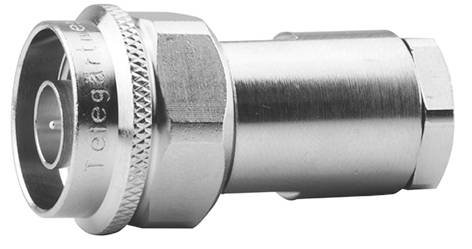 Ein silberner, metallischer Koaxialstecker mit geriffeltem Rand und glatter Oberfläche, geeignet für Kabelverbindungen.