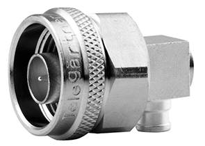 Metallischer Koaxialstecker in Nahaufnahme, dessen Vorderseite mit der Gravur 'Telegärtner' versehen ist, auf weißem Hintergrund.
