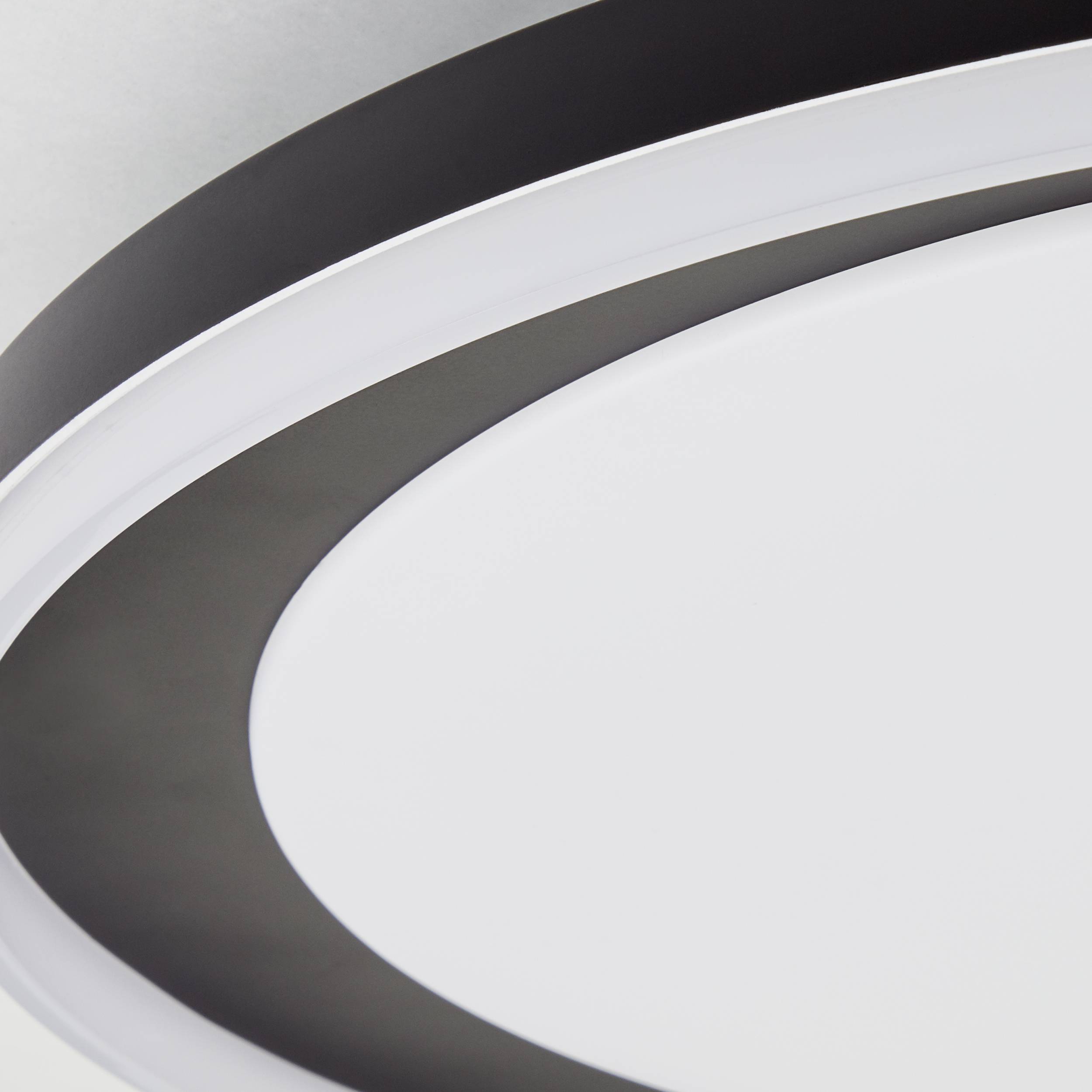 Drei sich überlappende, weiße und graue elliptische Ringe auf einem weißen Hintergrund, bilden ein minimalistisches, abstraktes Design.