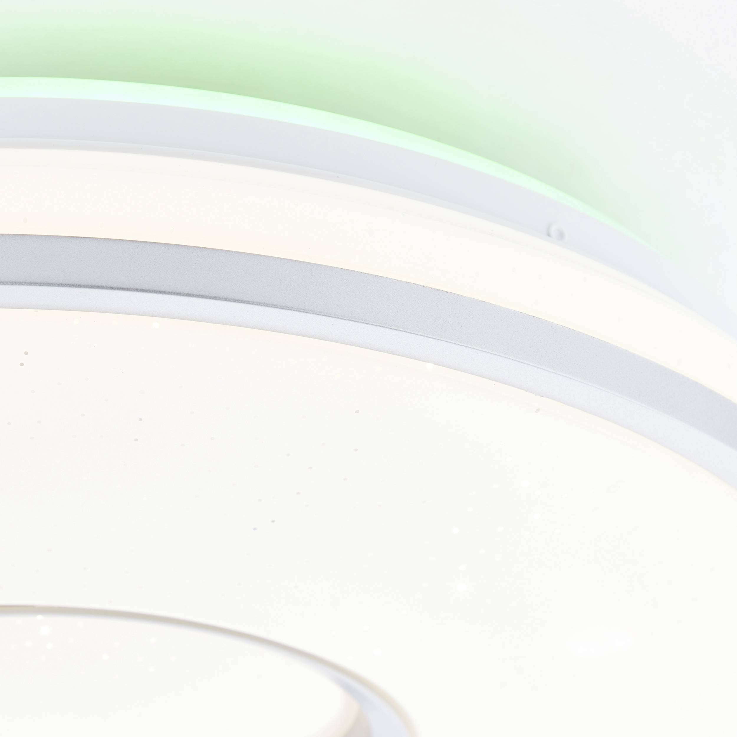 Weiße Deckenleuchte in Nahaufnahme mit grünem Leuchteffekt am Rand. Minimalistisches Design, saubere Linien, moderner Stil.
