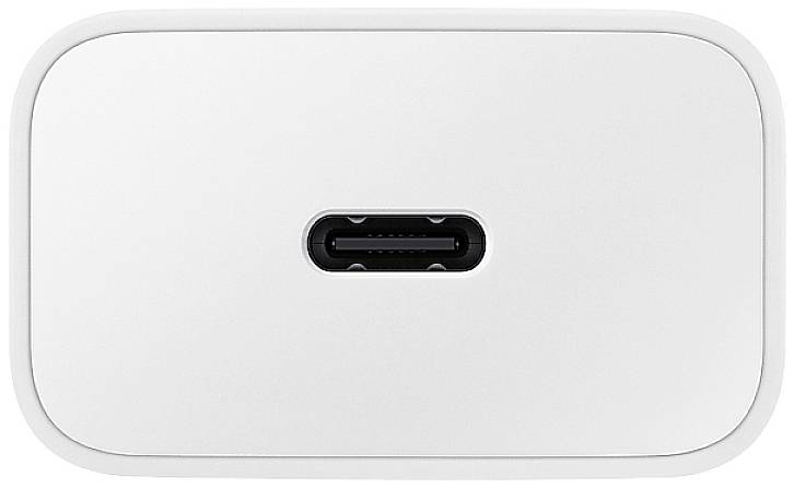 Weiße Ladegerät mit USB-C-Anschluss, zentral platziert, vor neutralem Hintergrund.