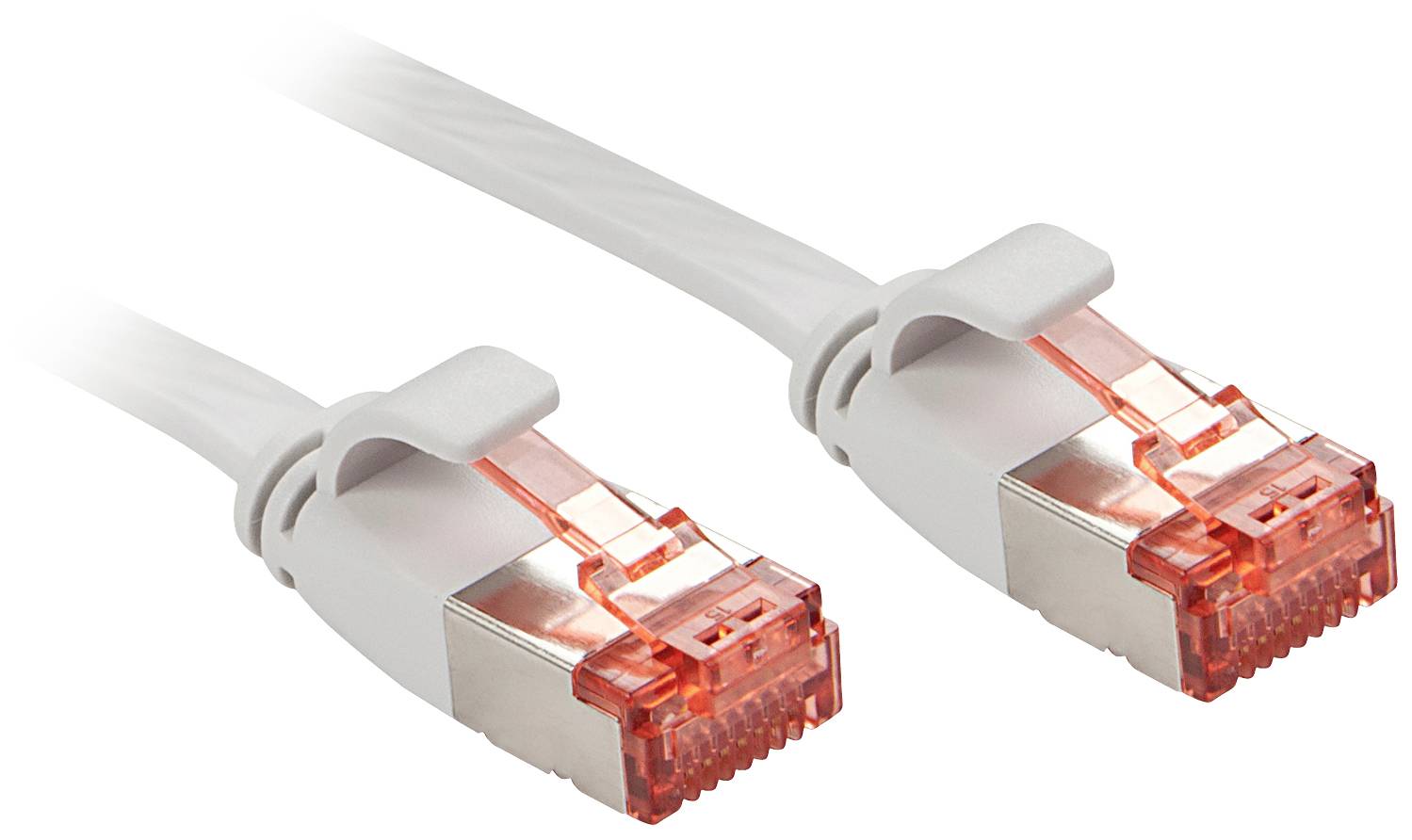 Zwei weiße Ethernet-Kabel mit metallischen Steckern und roten Enden, die nebeneinander liegen.