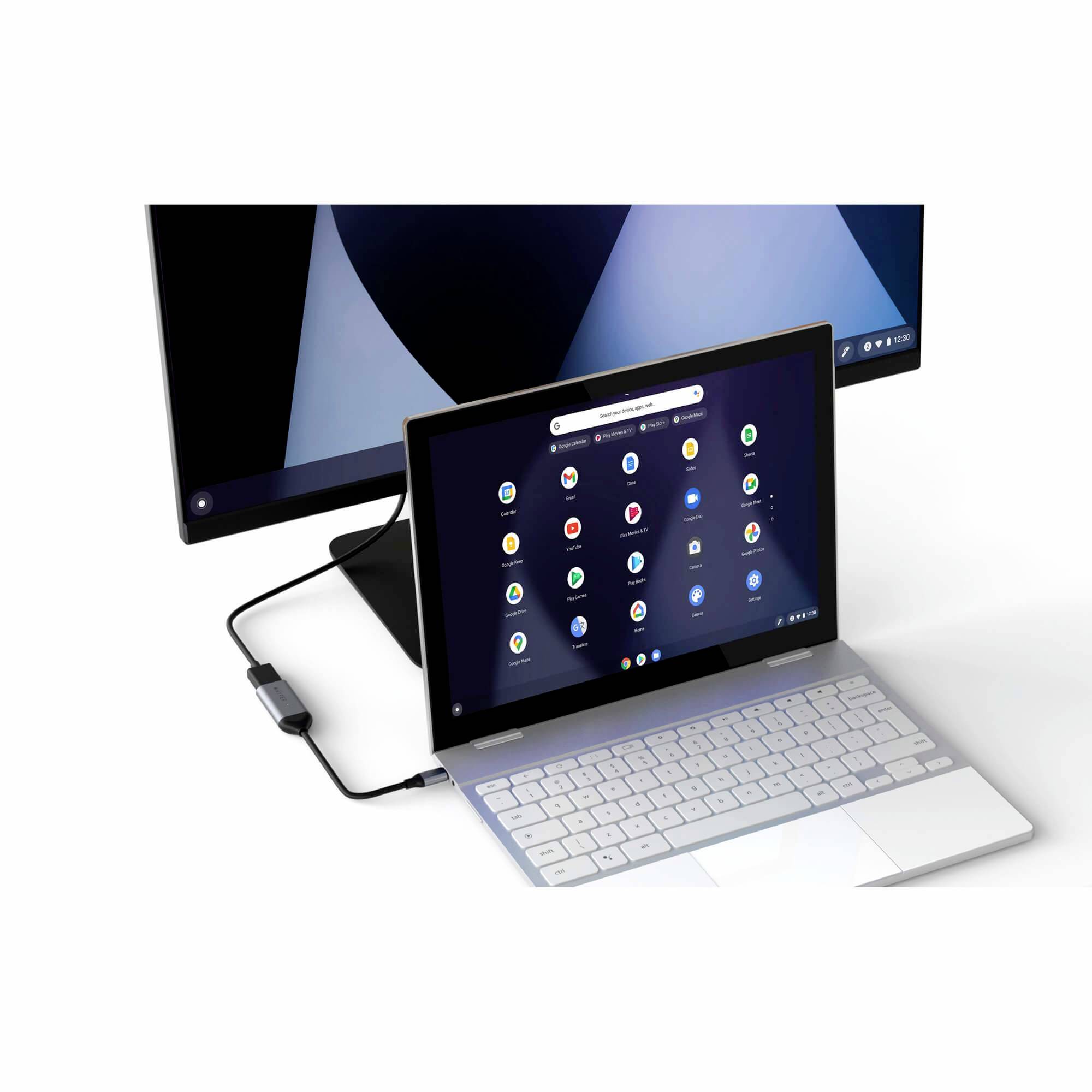 Laptop mit externer Anzeige verbunden. Beide Bildschirme zeigen geöffnete Apps. Verbindung über Kabeladapter sichtbar.