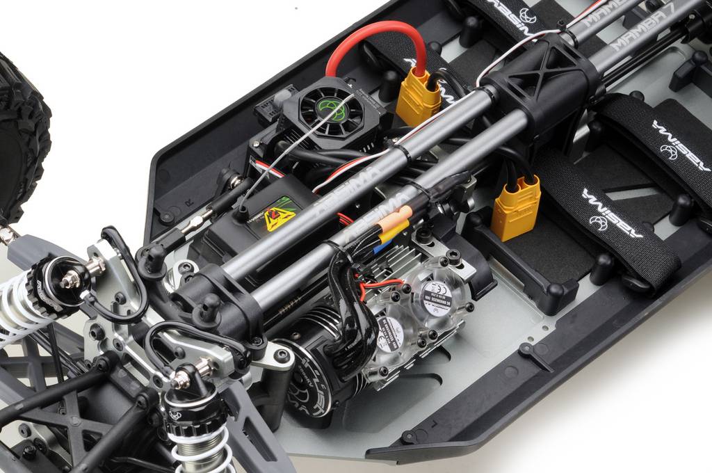 Das Bild zeigt das Innere eines ferngesteuerten Autos, das den Motor, die Kabel und die Radaufhängung mit Federn deutlich darstellt.