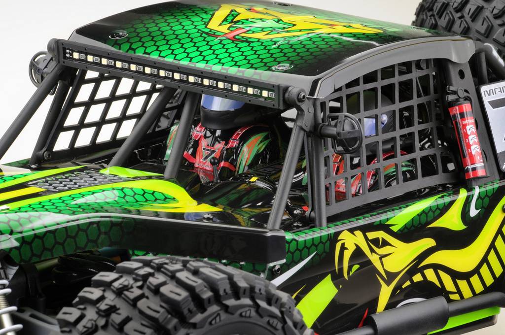 Ferngesteuertes Auto im Buggy-Stil mit leuchtend grünem Design, Drachenmotiv und Gitterfenstern. Grobe Geländereifen und detailliertes Fahrer-Cockpit sichtbar.