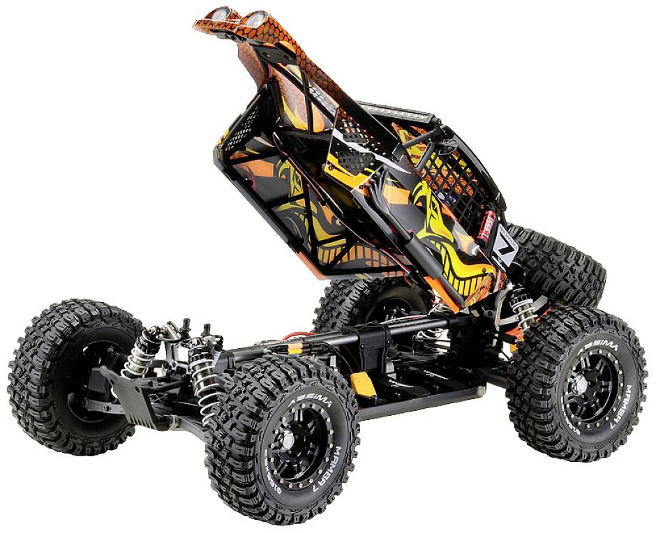 Ein schwarzes ferngesteuertes Auto mit großen Reifen und orange-gelbem Flammendesign auf der Karosserie, auf unebenem Untergrund.