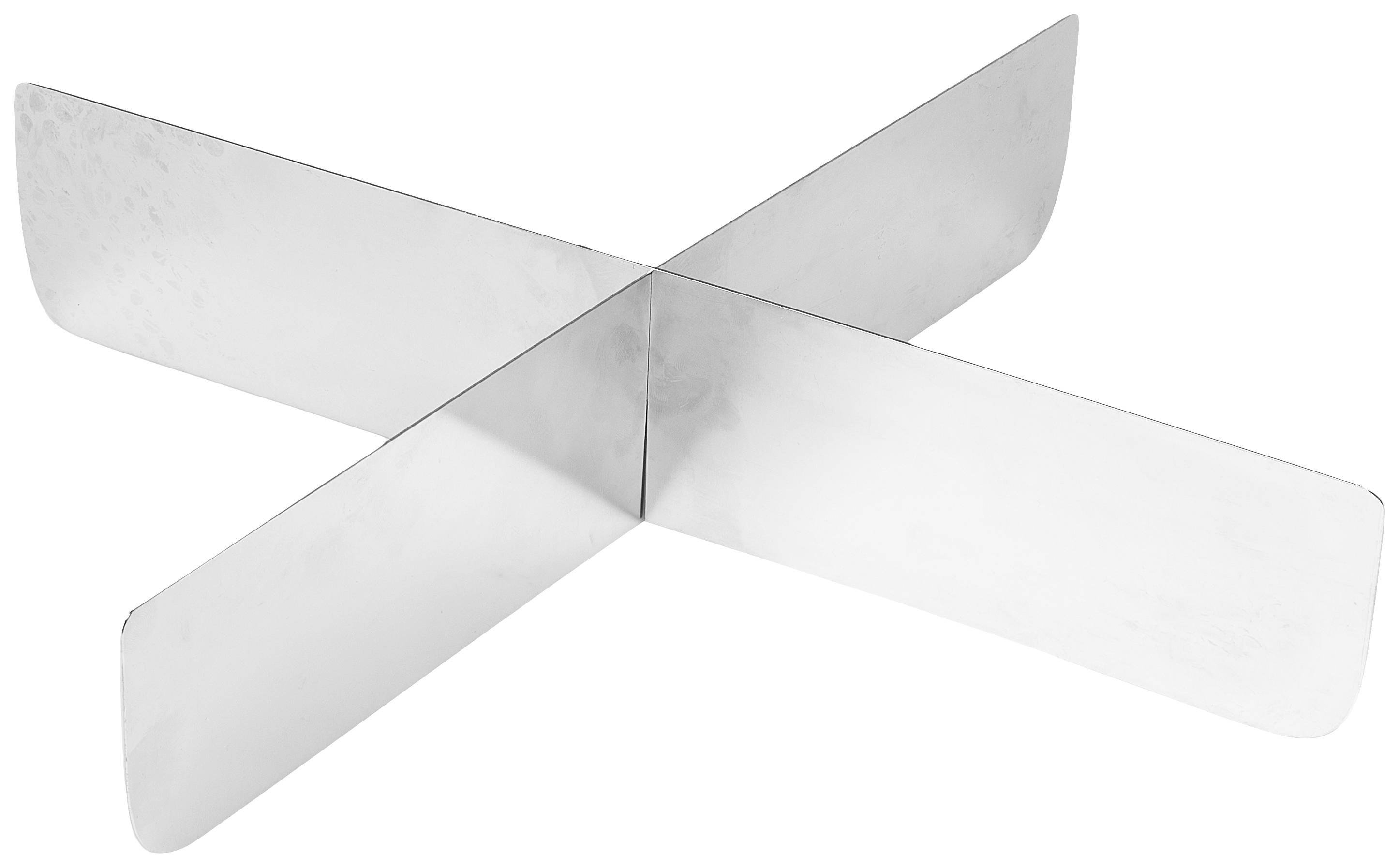 Metallkreuz aus zwei überkreuzten Platten, wahrscheinlich als Untersetzer oder Dekoration verwendbar. Silberne, glänzende Oberfläche.