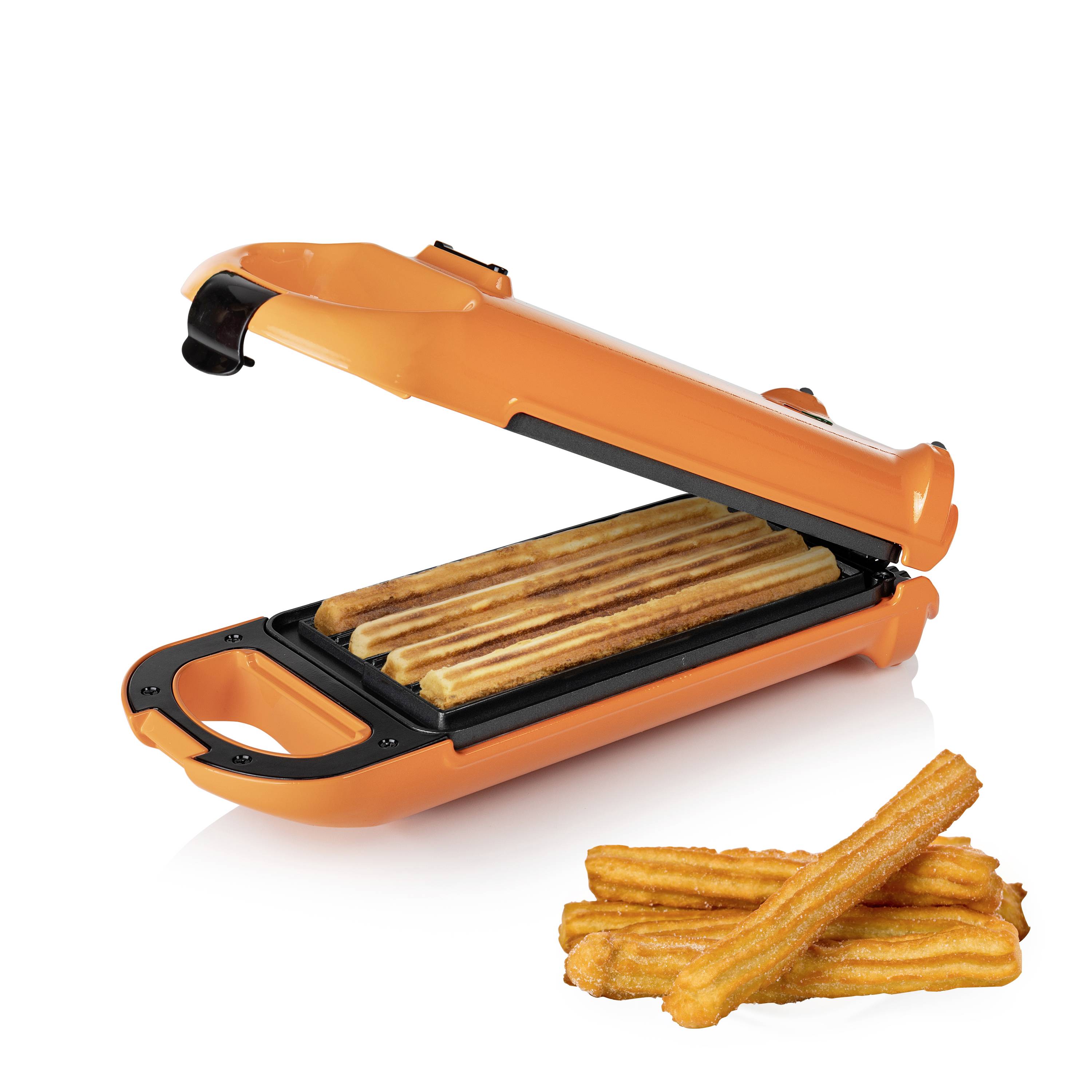 Ein oranger Churros-Maker mit geöffnetem Deckel zeigt gebackene Churros im Inneren. Einige Churros liegen daneben auf einer weißen Fläche.