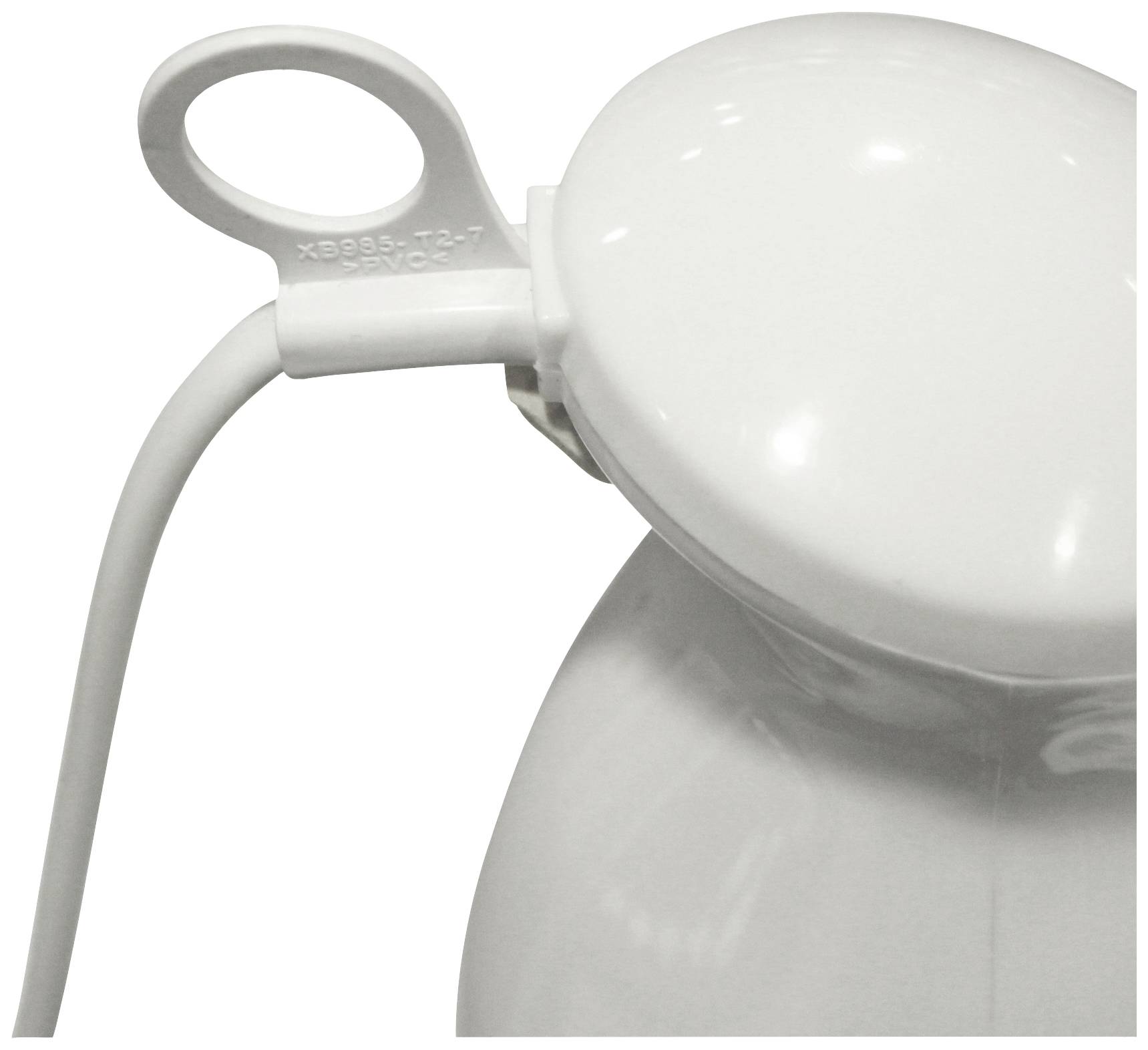 Detailaufnahme eines weißen Wasserkochers mit verriegeltem Deckel und Griff oben rechts. Ein Kabel ist links zu sehen.