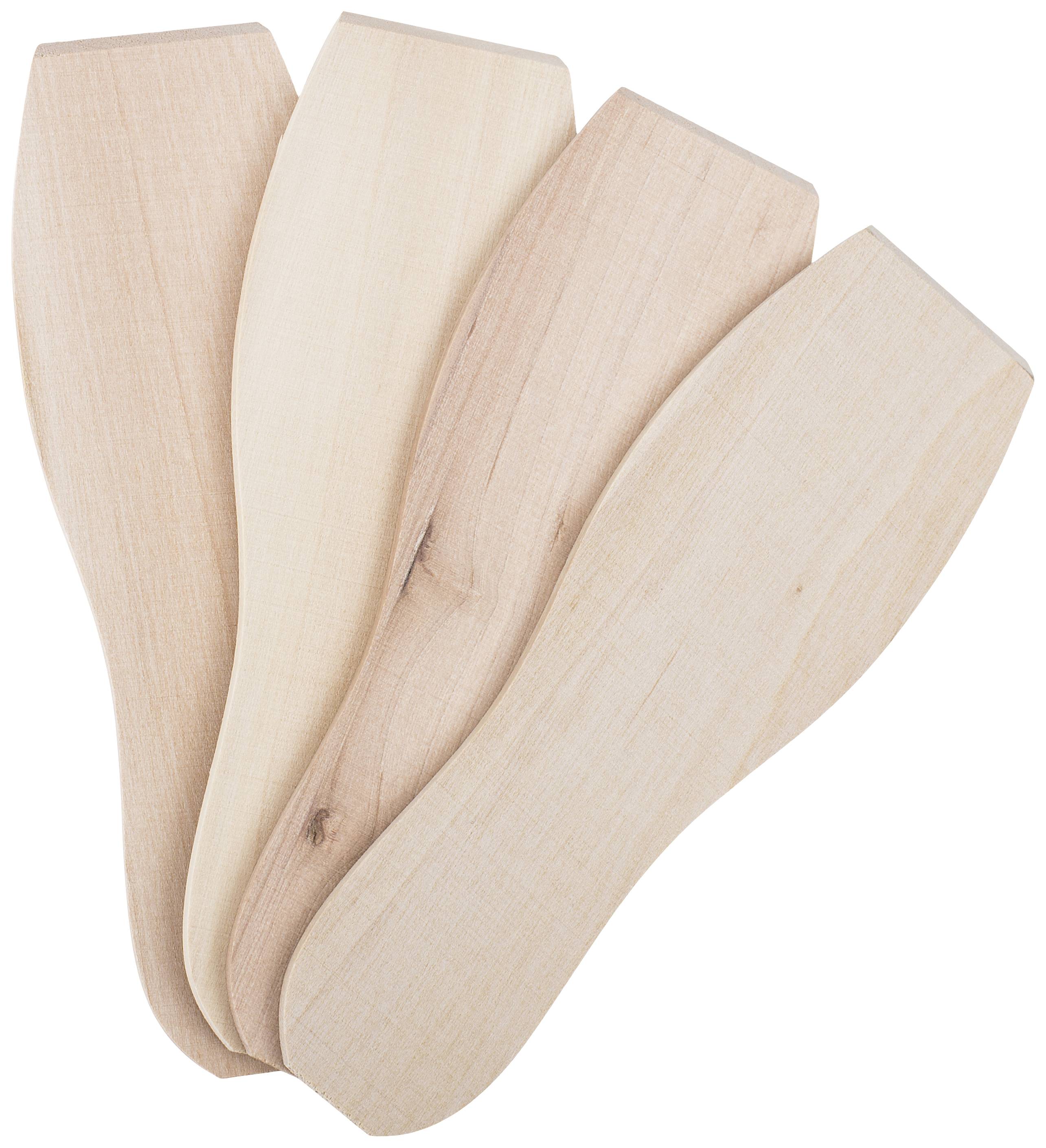 Vier hölzerne Schuhschablonen in natürlicher Holzoptik, fächerförmig angeordnet. Sie sind flach und länglich, passend für Schuhe.