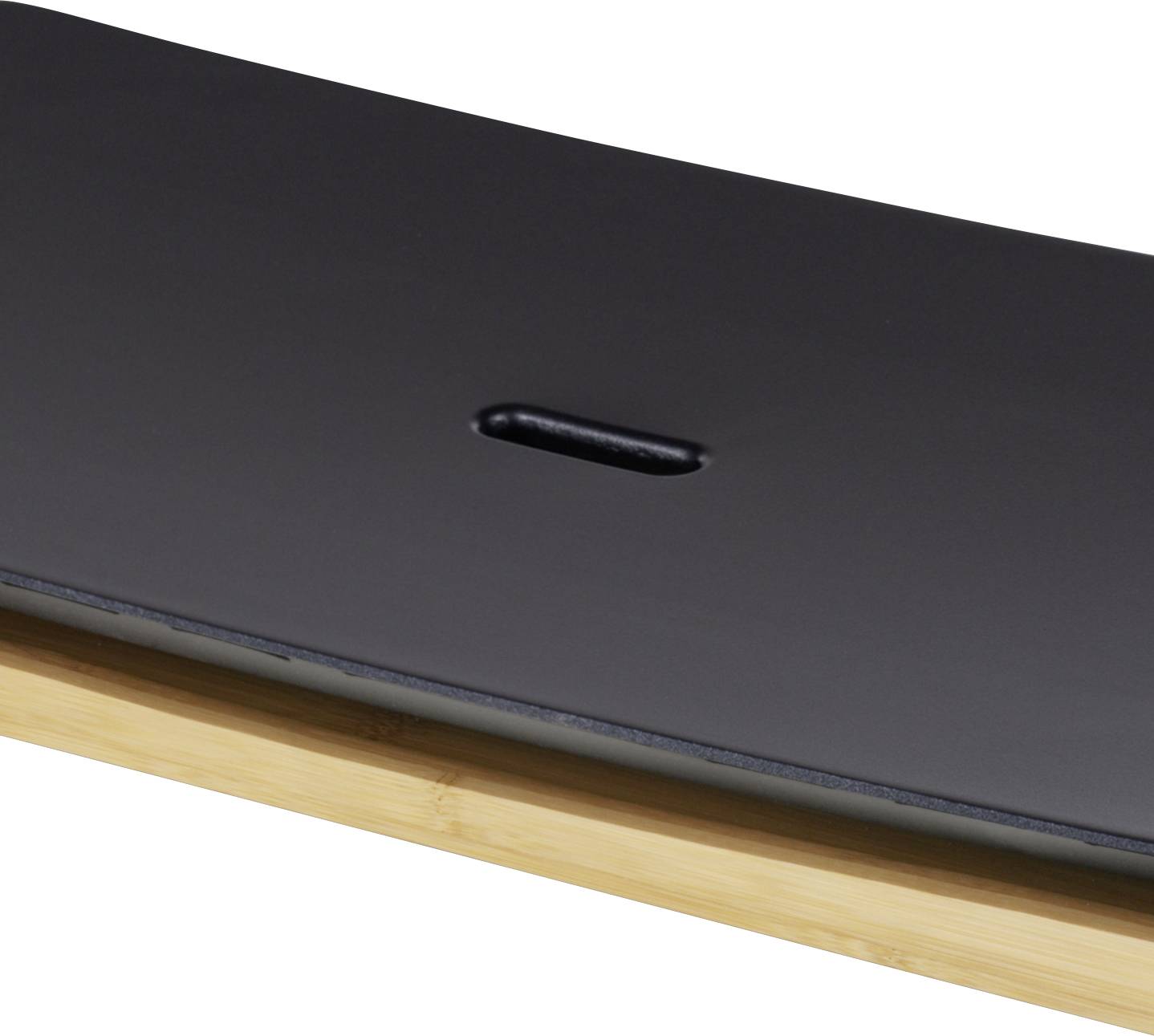 Eine schwarze, leicht gewölbte Plattform mit einem eingelassenen Griff, montiert auf einer hellen Holzbasis.