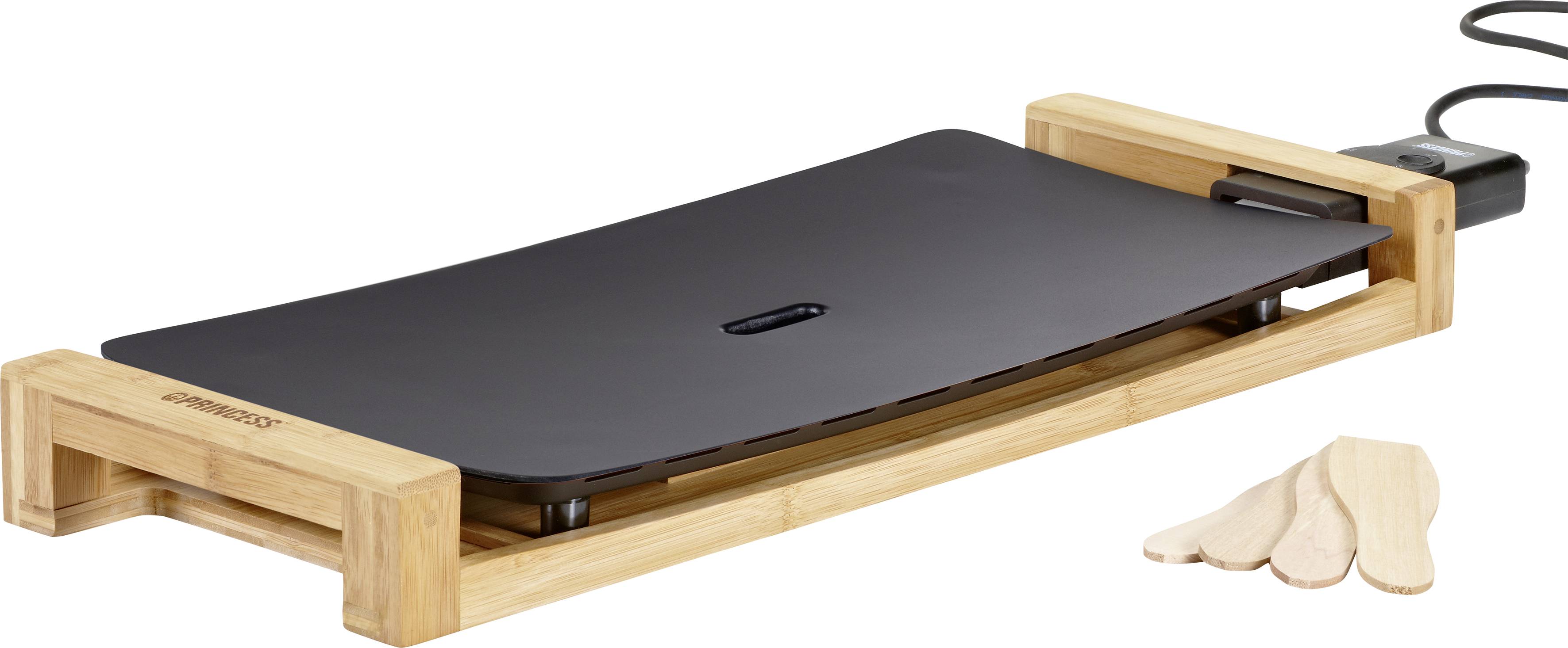 Elektrische Grillplatte aus schwarzem Material, montiert auf einem Holzgestell mit Netzkabel. Drei Holzspatel liegen daneben.