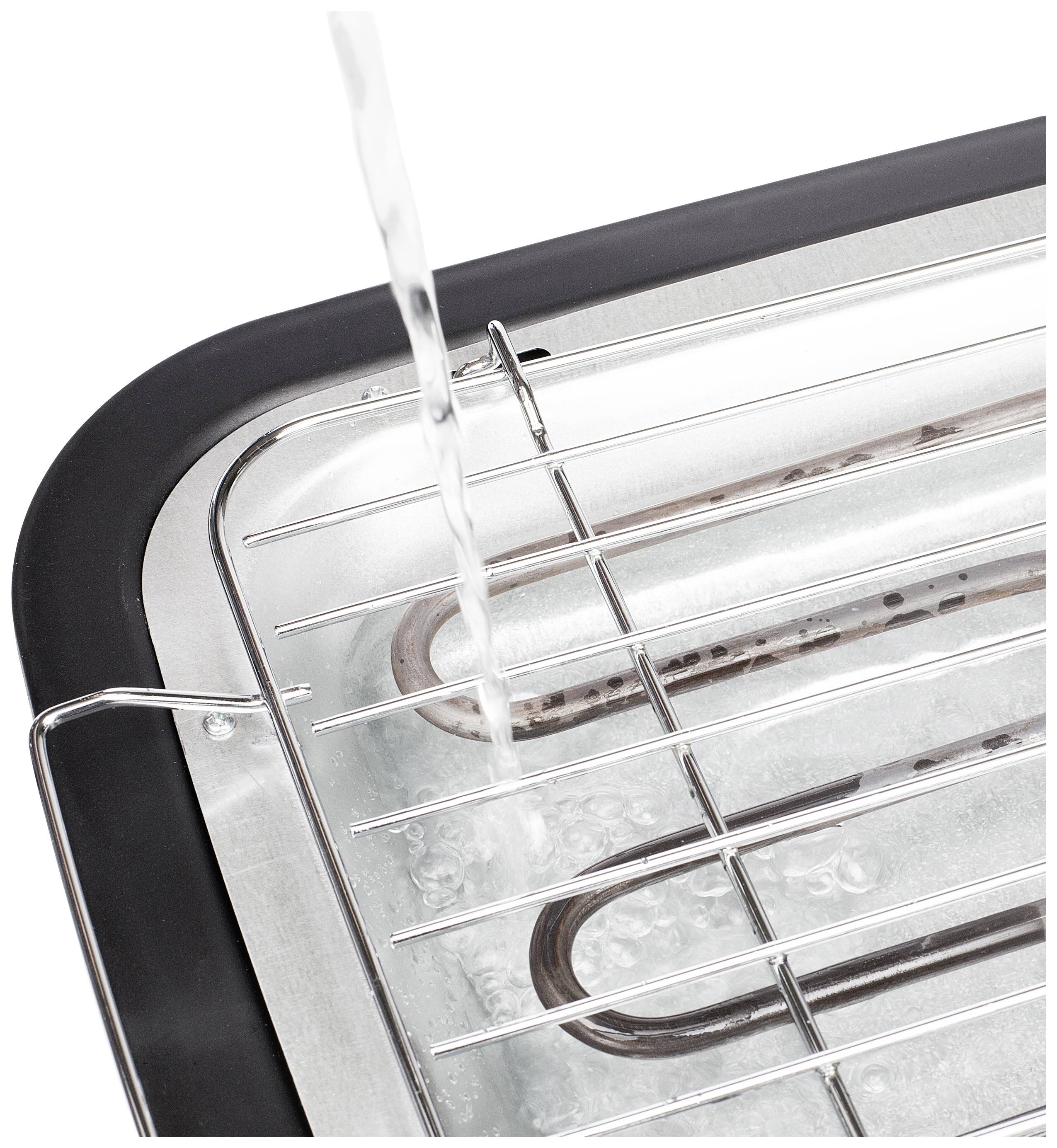 Wasser wird über ein Grillrost in eine Auffangwanne aus Metall gegossen.