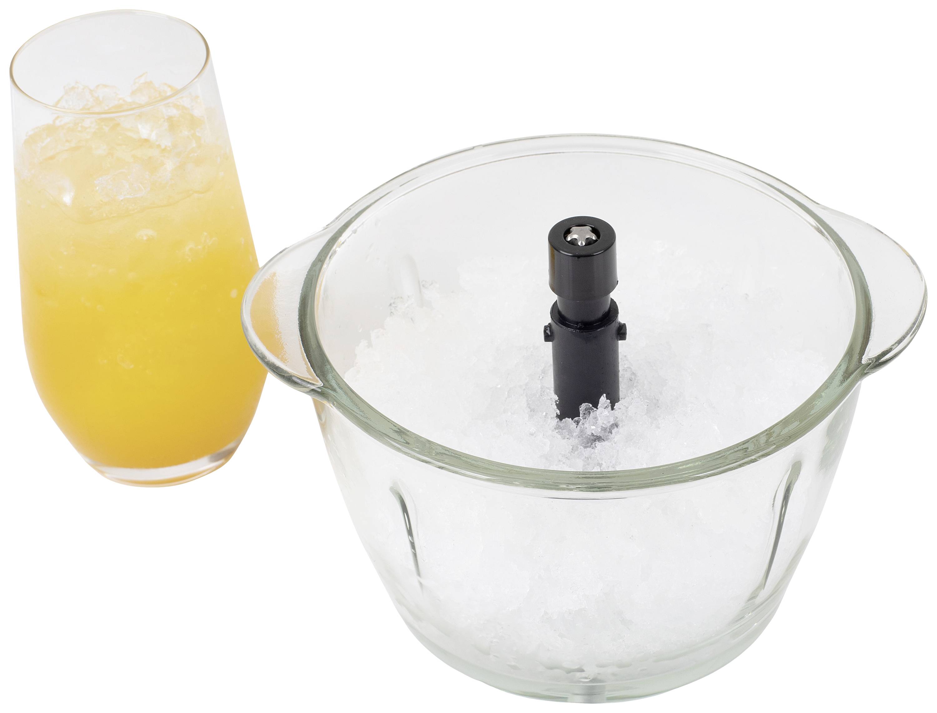 Ein Glas mit Orangensaft und eine Schüssel mit Eis.