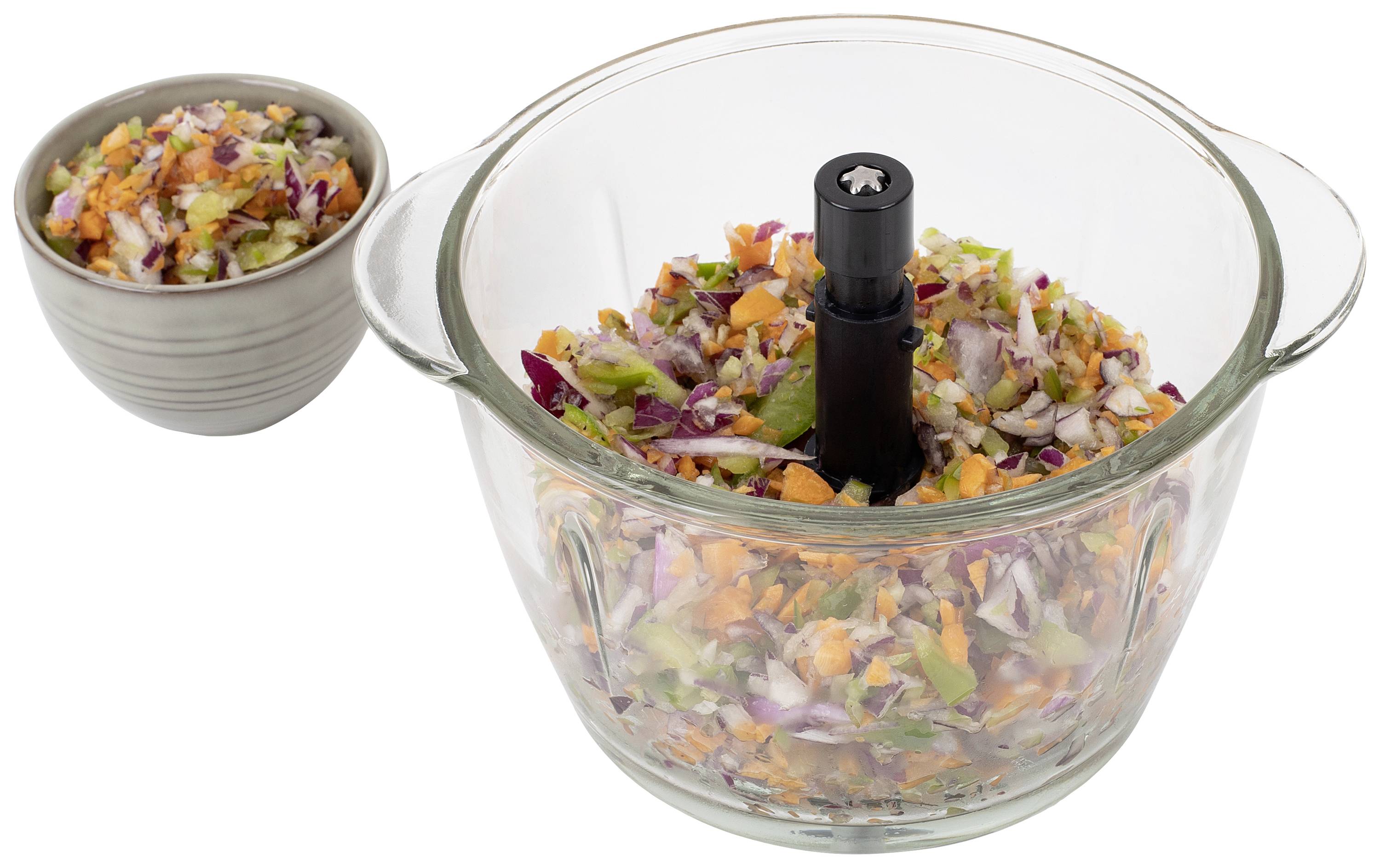 Ein Glasbehälter mit gehacktem Gemüse, darunter rote Zwiebeln, Karotten und Sellerie. Daneben steht eine kleine Schüssel mit demselben Inhalt.