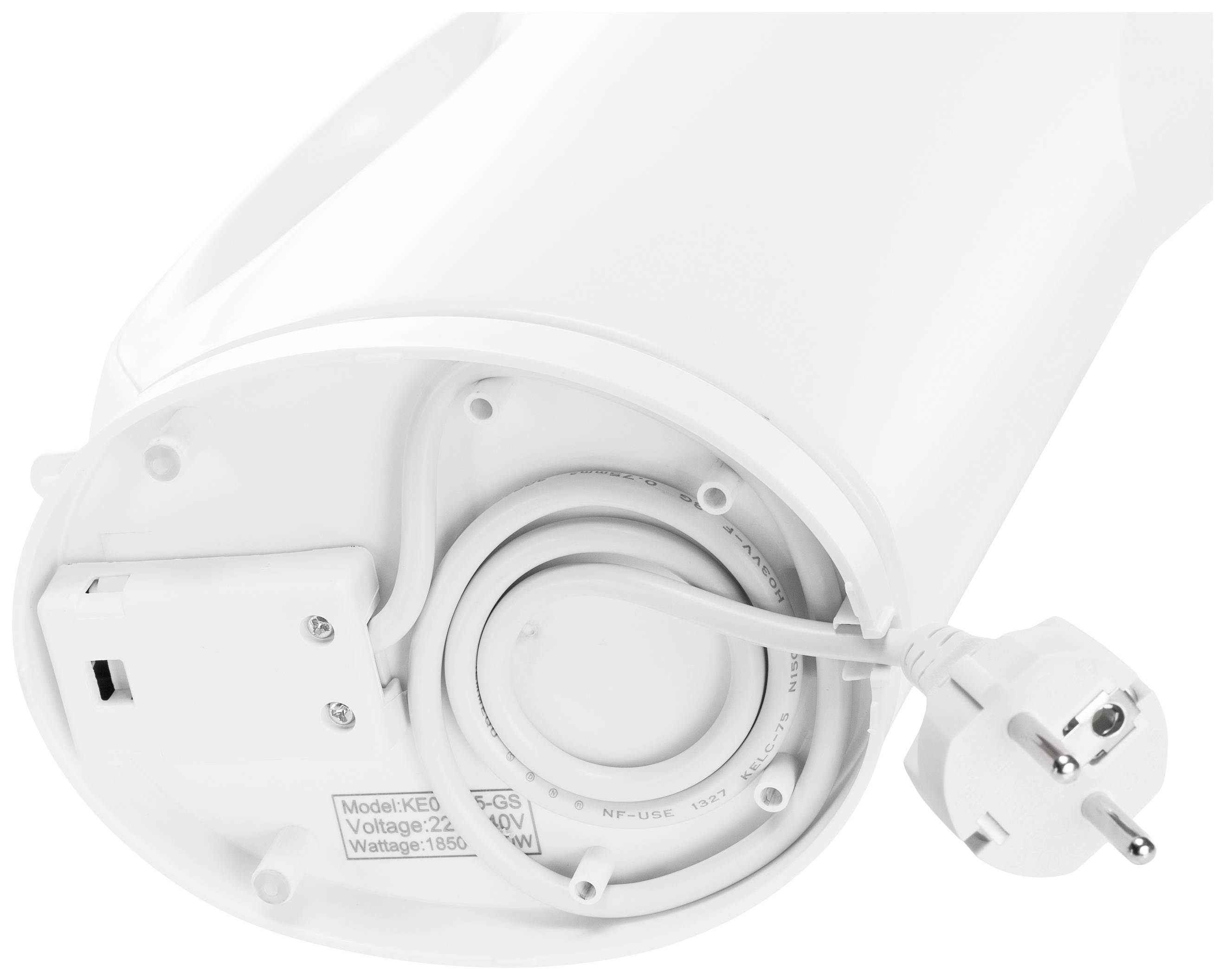 Unterseite eines weißen Wasserkochers mit Stromkabel und Etikett mit Modell- und Spannungsangaben.