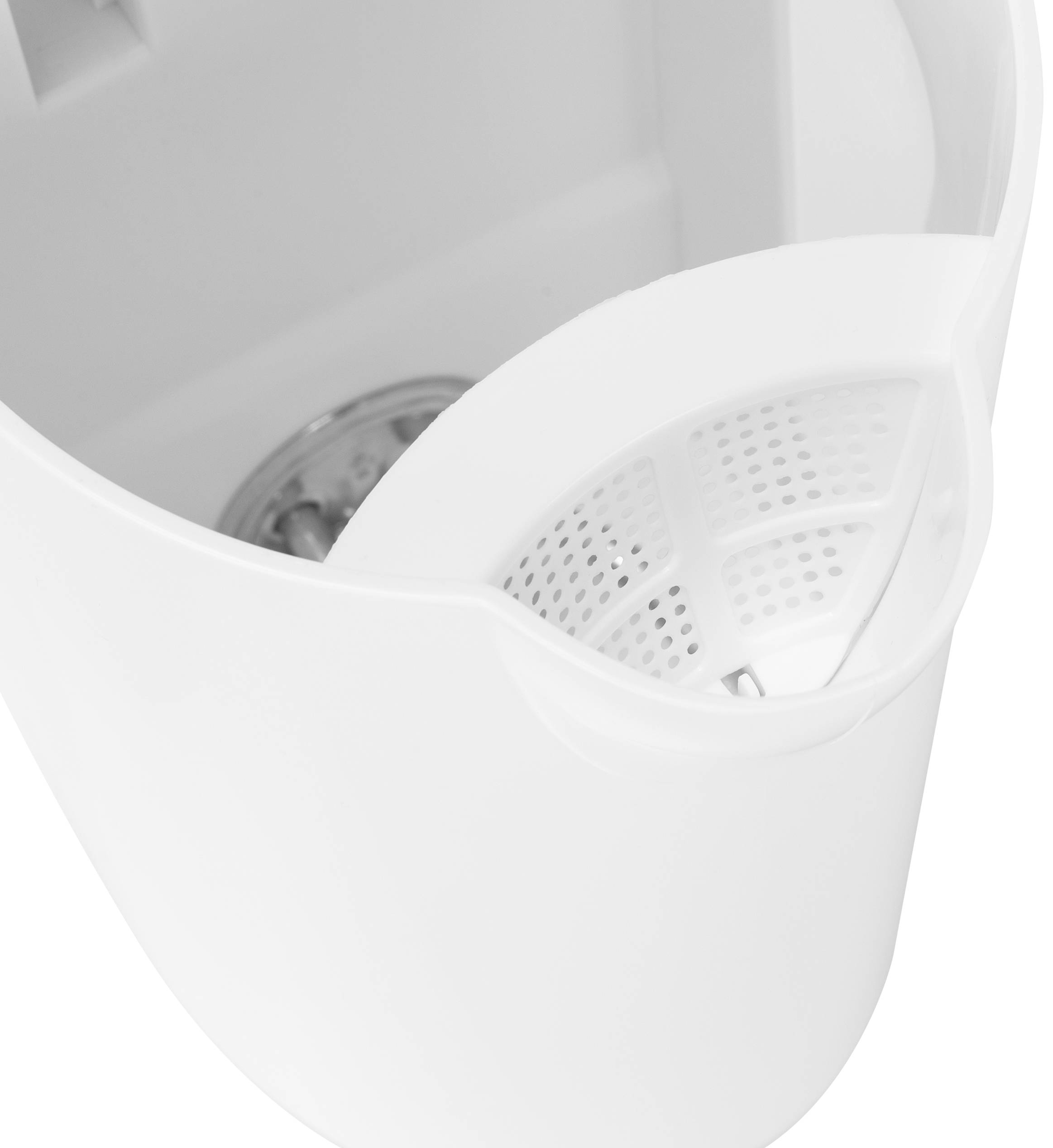 Ein weißer Wasserkocher ohne sichtbare Markierungen von oben, im geöffneten Zustand mit sichtbarem Sieb im Ausguss.