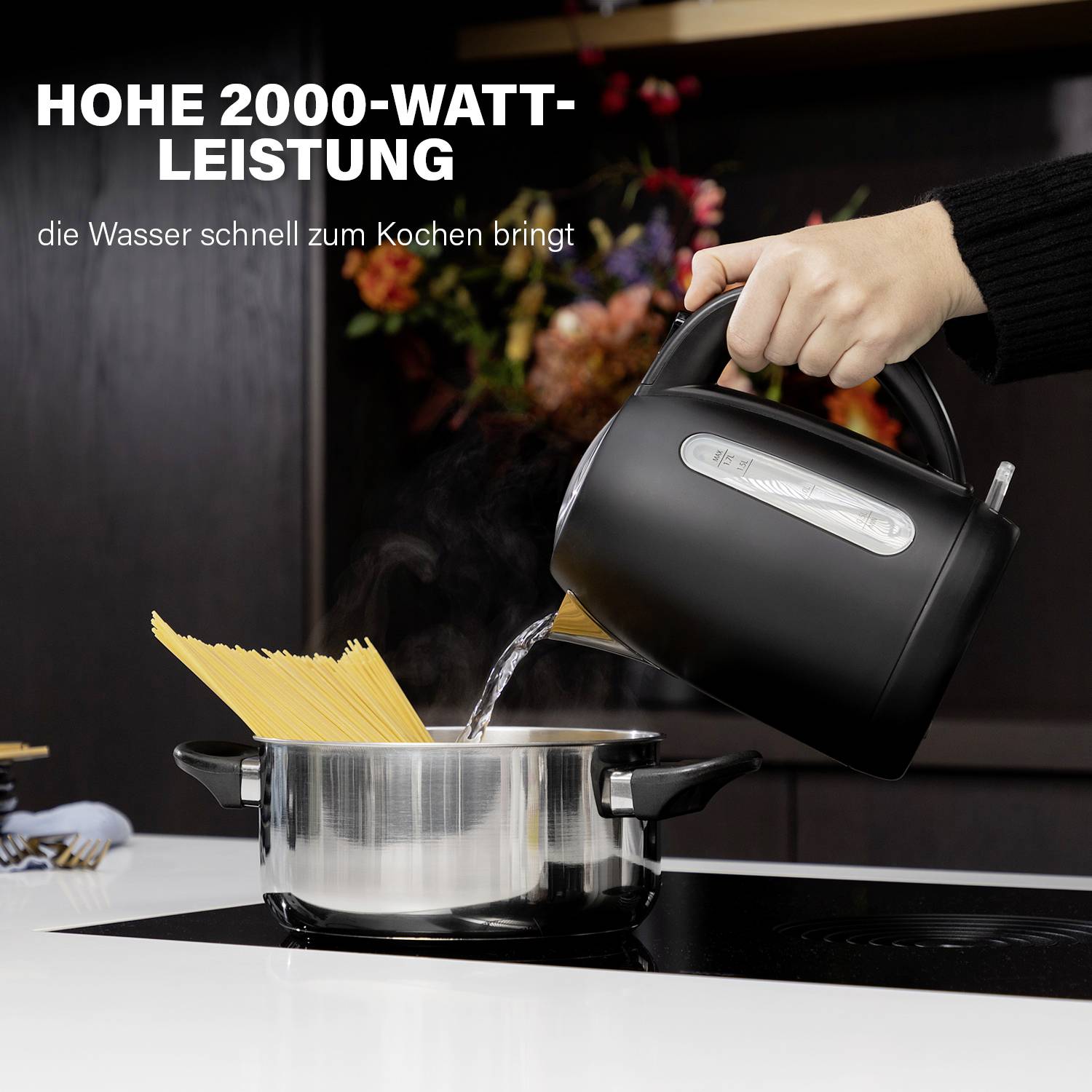 Ein Wasserkocher wird benutzt, um Wasser in einem Topf mit Nudeln auf einem Herd zu erhitzen. Text betont 'Hohe 2000-Watt-Leistung'.