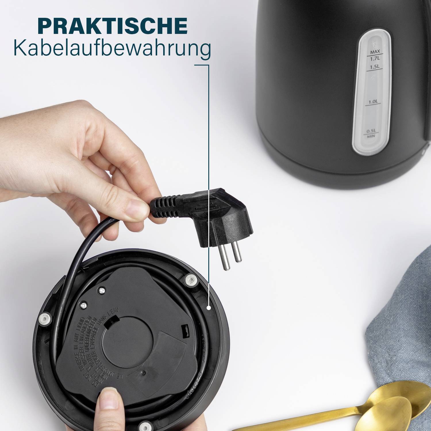 Eine Hand hält einen Stecker neben einem Wasserkocher mit kabelloser Basis. Text 'Praktische Kabelaufbewahrung' zeigt auf den Kabelhalter.