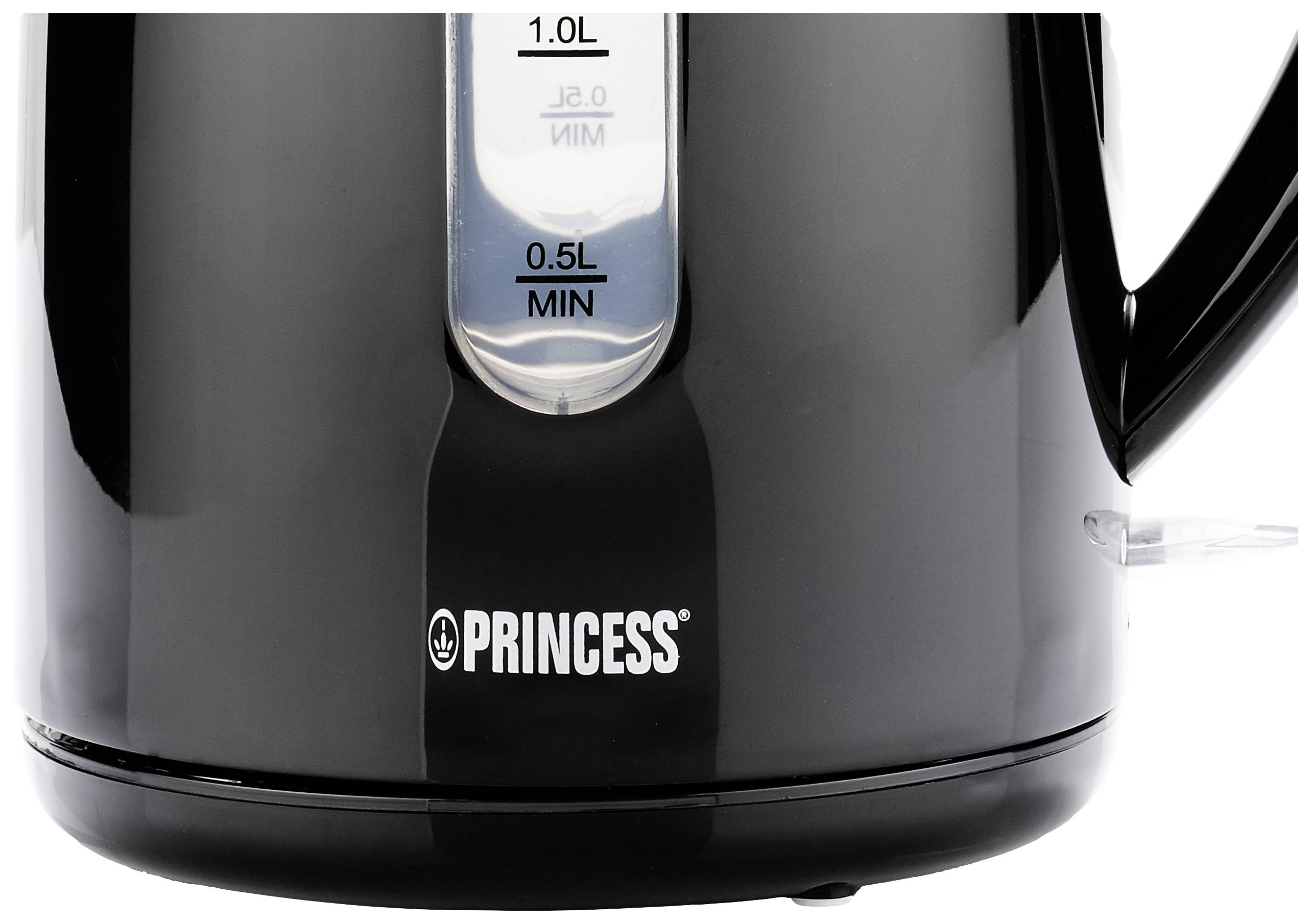 Ein schwarzer Wasserkocher mit einem durchsichtigen Wasserstandsanzeiger zeigt Messungen von 0,5 bis 1,0 Litern. Marke 'Princess'.