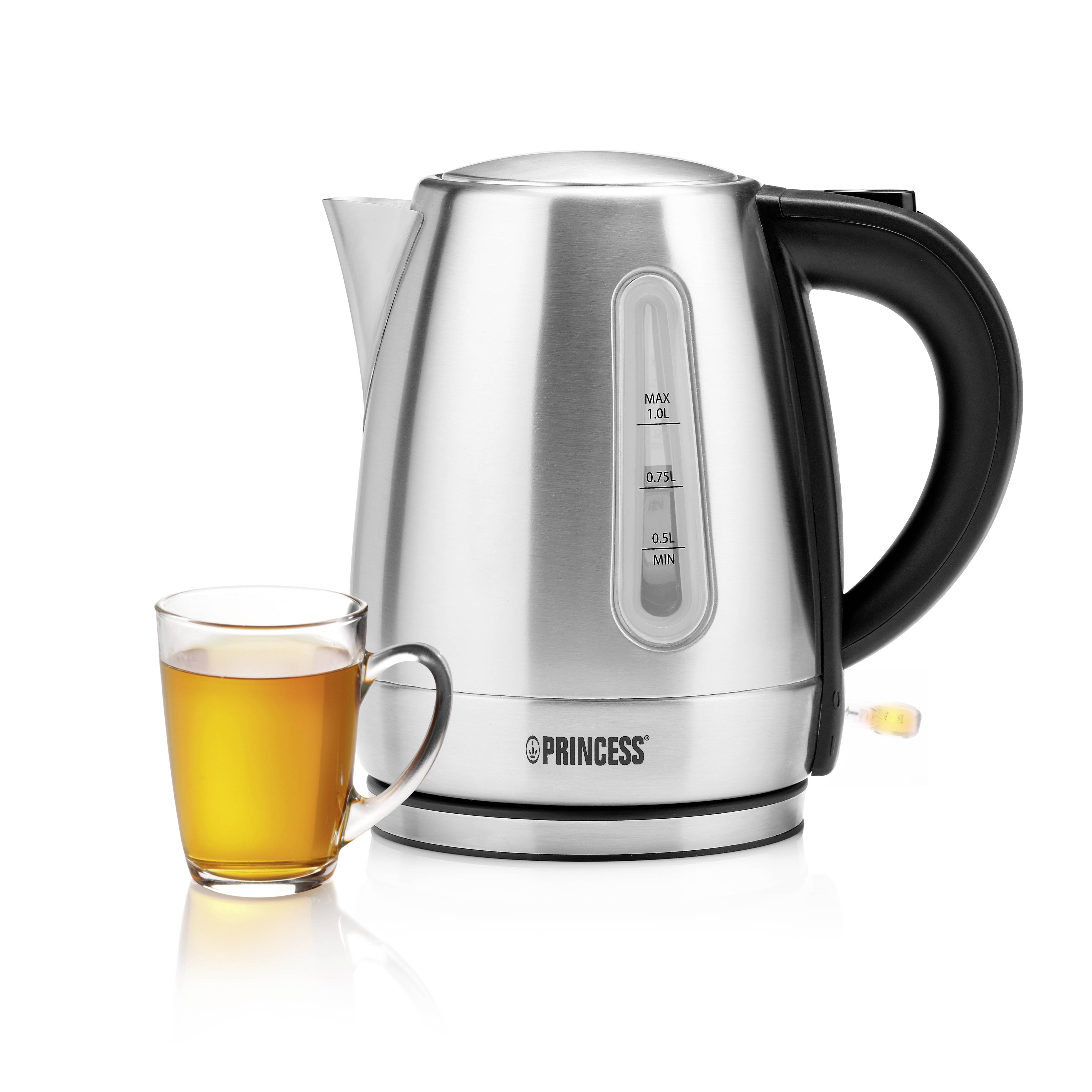 Ein silberner Wasserkocher neben einem Glas mit heißem Tee auf einer weißen Oberfläche. Der Wasserkocher zeigt Wasserstandsinformationen.