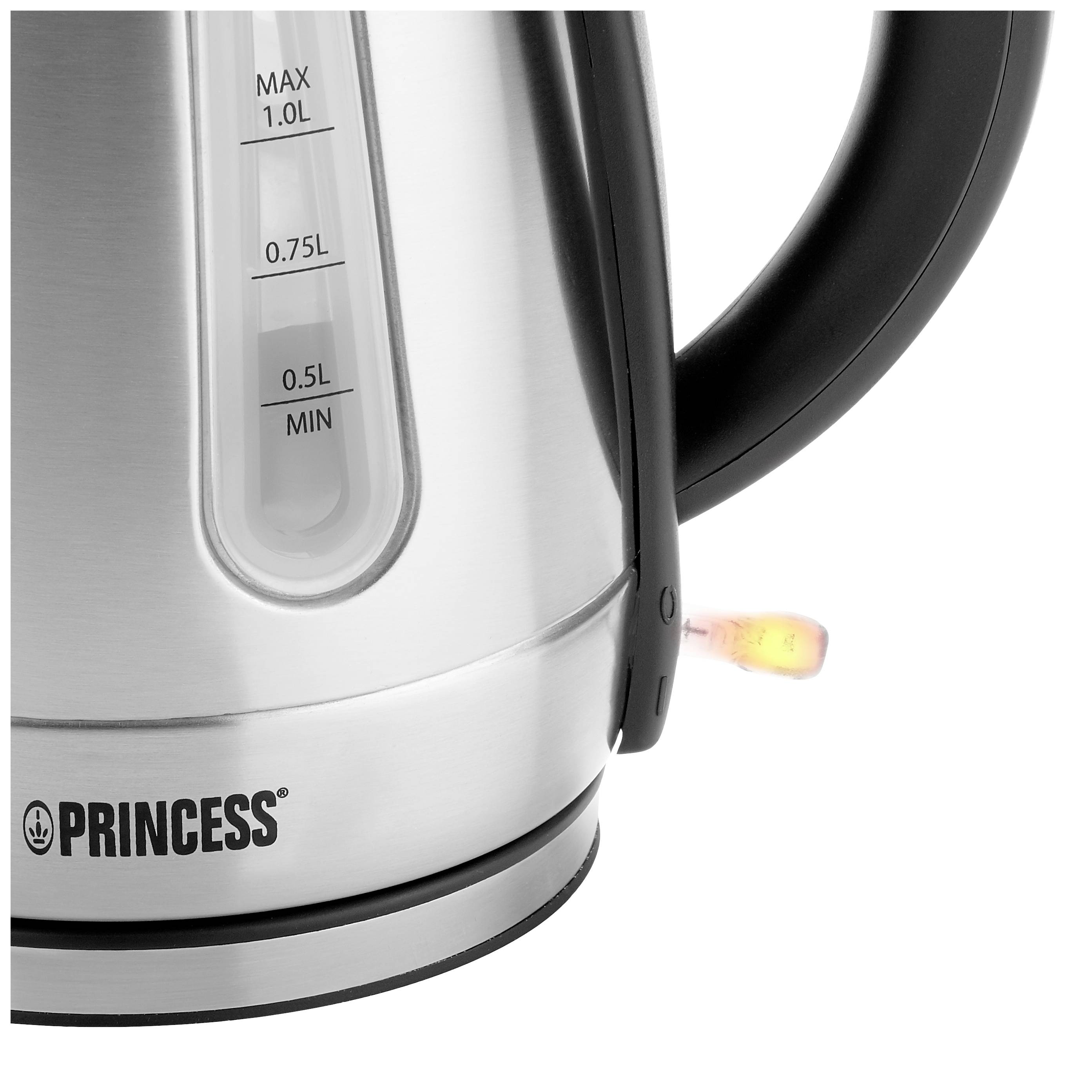 Nahaufnahme eines silbernen Wasserkochers mit schwarzem Griff. Wasserstandsanzeige zeigt 1,0L Maximum. Marke 'Princess' am Boden.