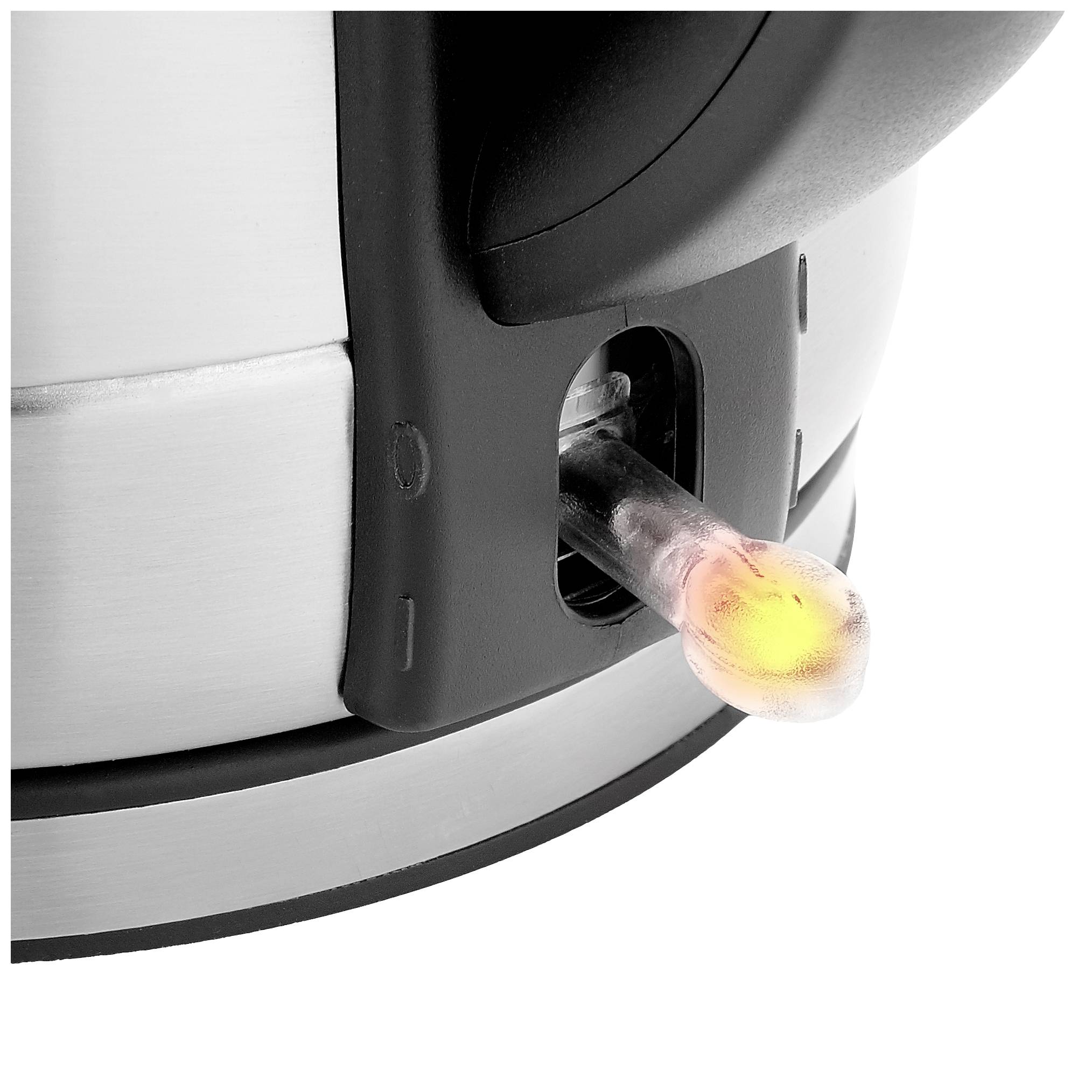 Ein Wasserkocher mit Edelstahlgehäuse zeigt ein schräge LED-Licht, das anzeigt, dass das Gerät eingeschaltet ist.