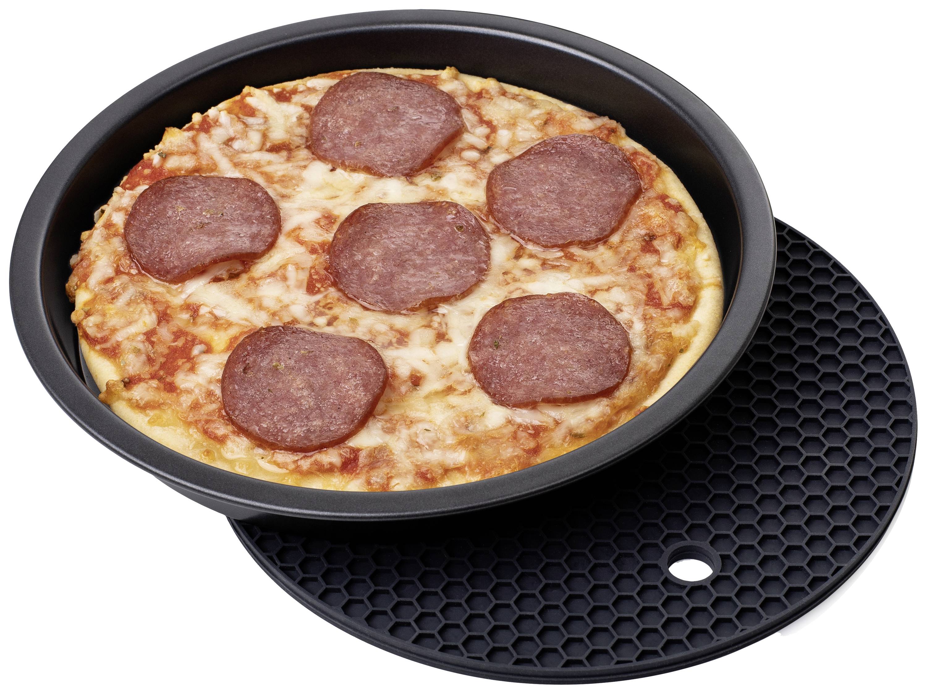Eine Pizza mit Salami liegt in einer schwarzen Backform auf einer strukturierten Unterlage.