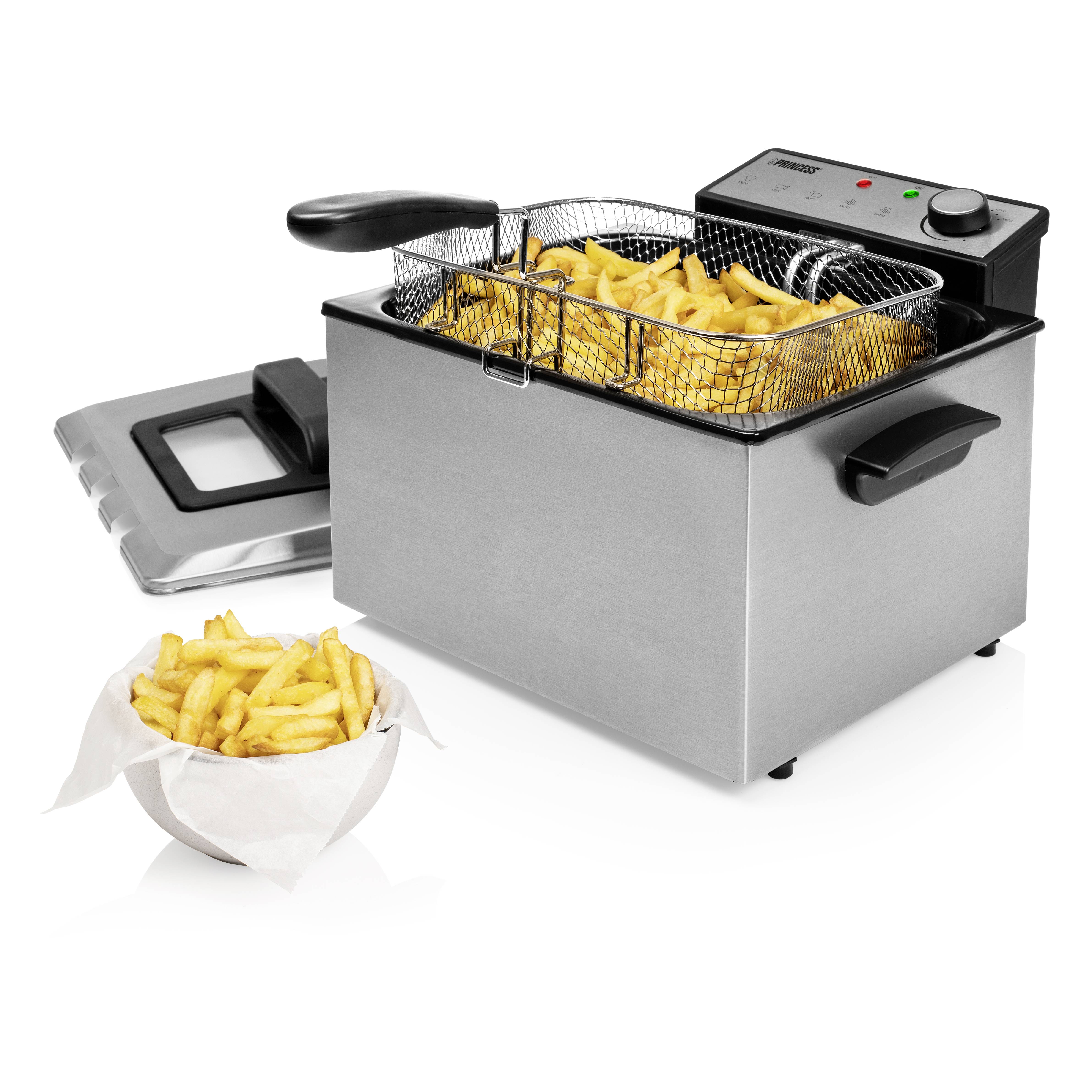 Fritteuse mit einem Korb voller Pommes frites und einem Schälchen Pommes frites daneben. Ein abnehmbarer Deckel liegt daneben.