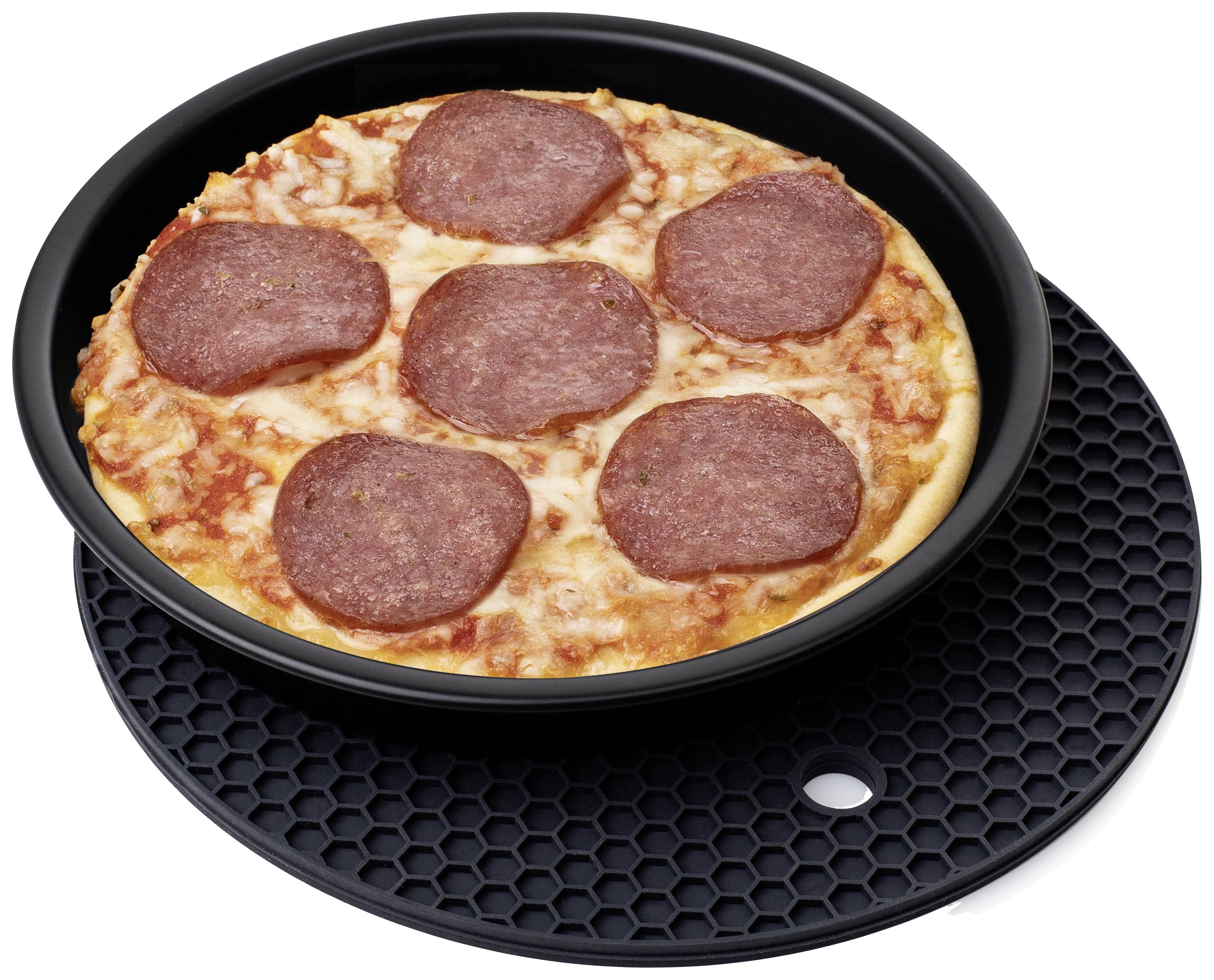 Eine Pizza mit Salami auf schwarzem runden Tablett.