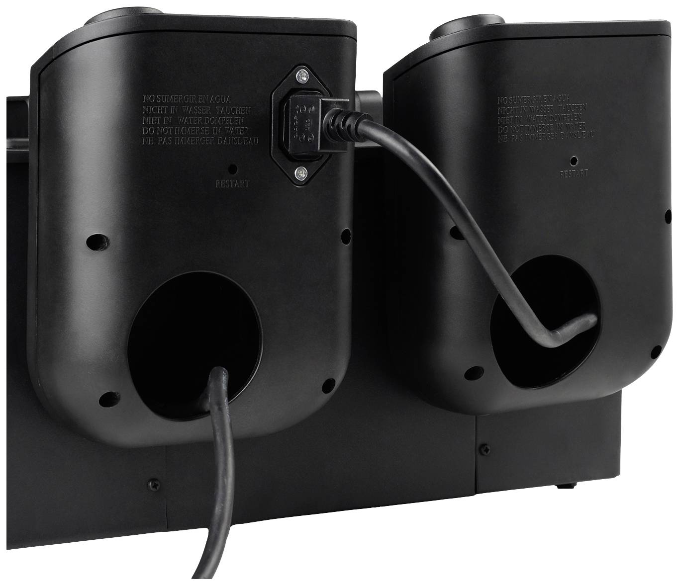 Ein schwarzes Gerät zeigt die Rückseite mit zwei Steckdosen und Anschlusskabeln.