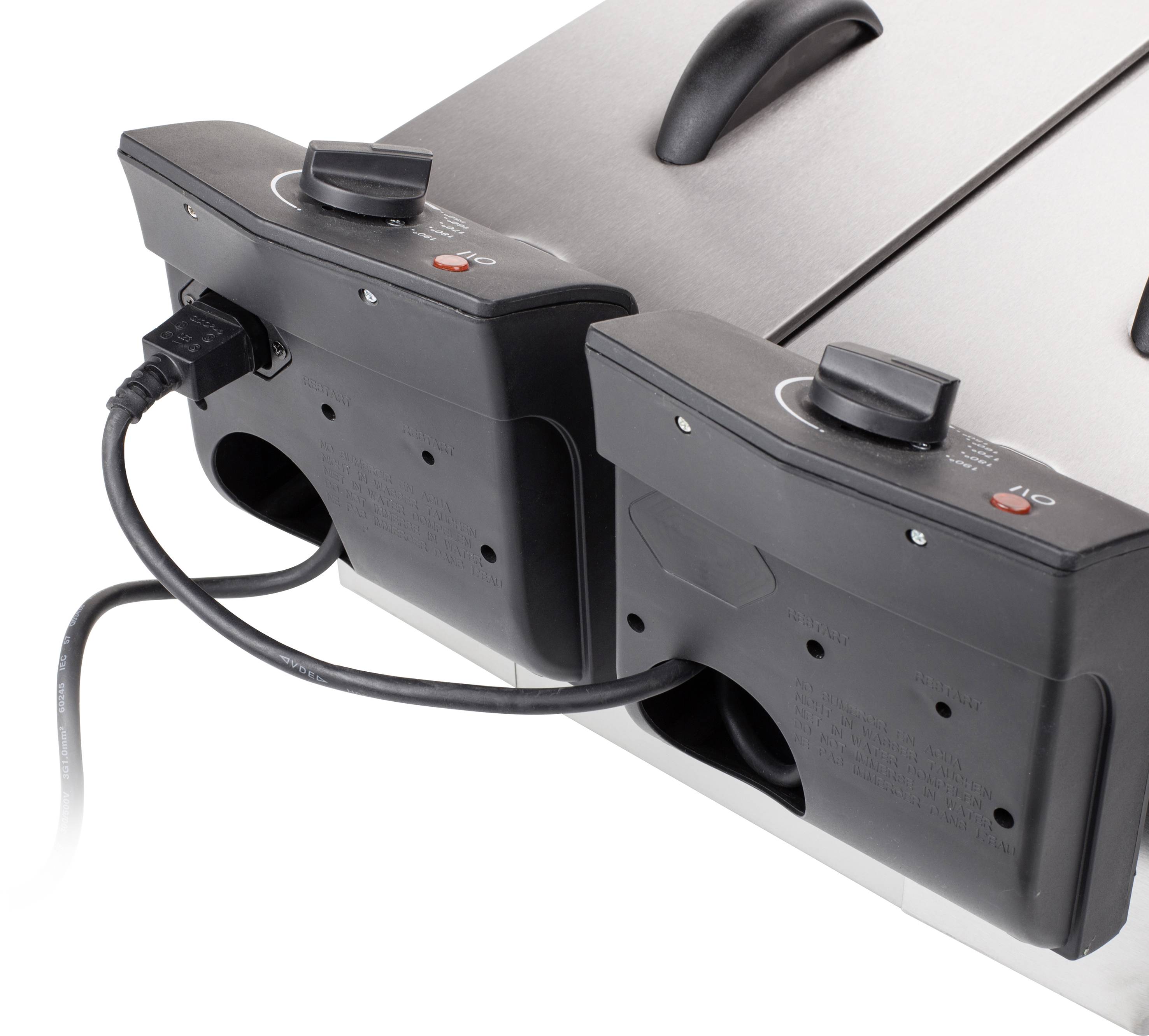 Zwei nebeneinander stehende elektrische Grillgeräte mit Temperaturreglern und eingesteckten Stromkabeln; Fokus auf Bedienelemente.