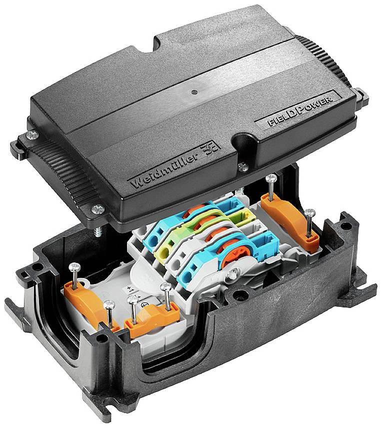 Eine geöffnete elektrische Anschlussdose mit angeschlossenen Kabeln, farblich gekennzeichnete Klemmen und Schutzabdeckung.