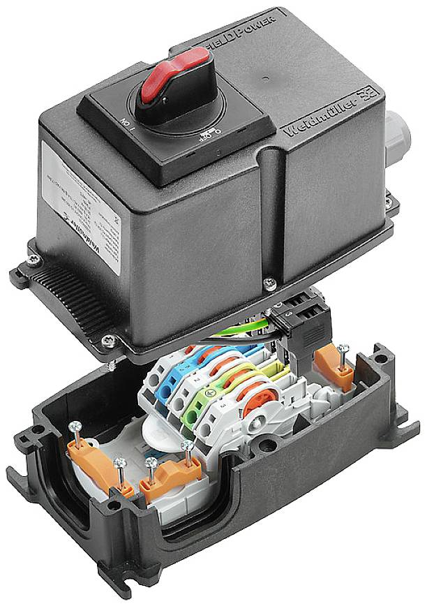 Ein elektrischer Schalter mit farbcodierten Klemmen, montiert in einem robusten schwarzen Gehäuse. Der rote Hebel ist auf 'Ein' gestellt.