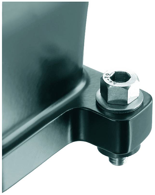 Nahaufnahme eines silbernen Sechskantschraubenkopfes auf einer schwarzen Oberfläche. Die Schraube ist fest montiert.