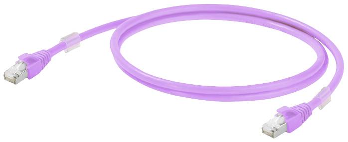 Ein lila Netzwerkkabel mit zwei Ethernet-Steckern an den Enden liegt auf einer weißen Oberfläche.