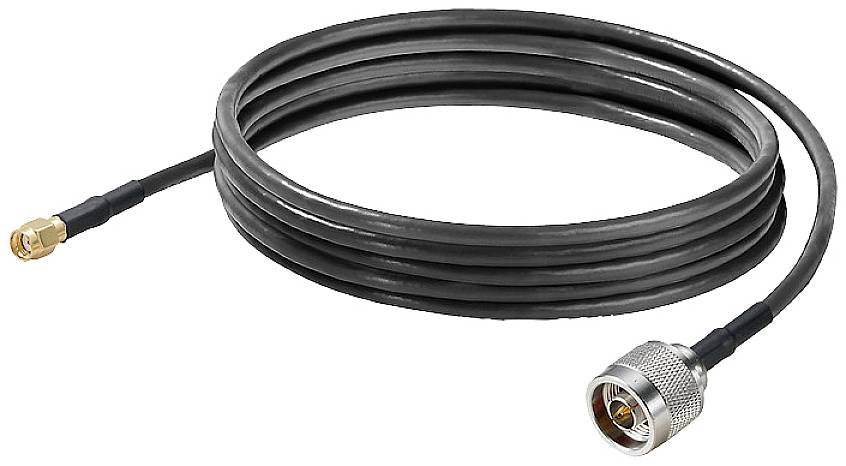 Ein langes, schwarzes Koaxialkabel mit zwei verschiedenen Steckern an den Enden, geeignet für Hochfrequenzanwendungen.