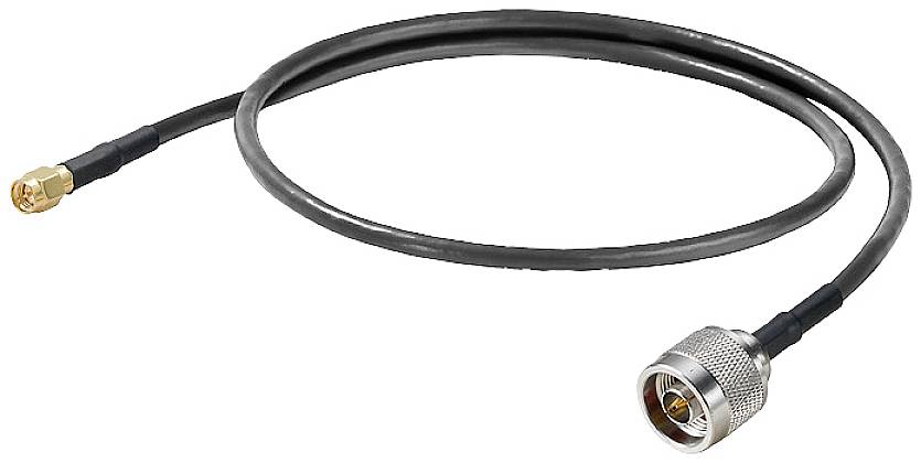 Koaxialkabel mit SMA-Stecker links und N-Stecker rechts, verwendet für Hochfrequenzanwendungen in der Telekommunikation.