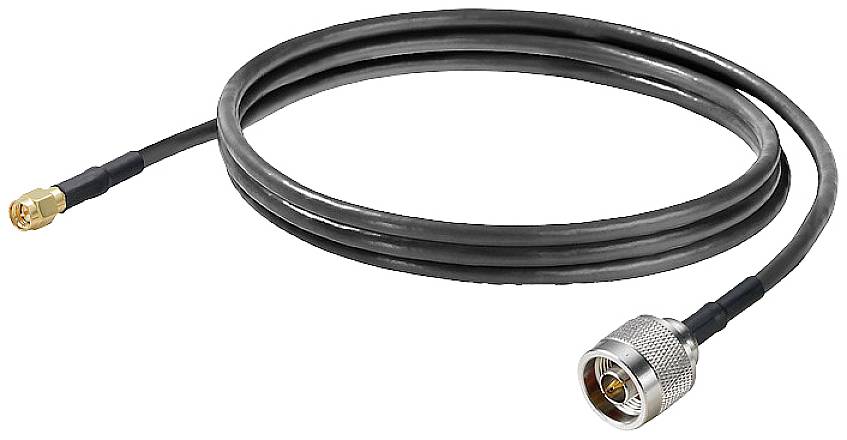 Ein schwarzes Koaxialkabel mit einem SMA-Stecker auf der einen Seite und einem N-Stecker auf der anderen Seite, auf weißem Hintergrund.