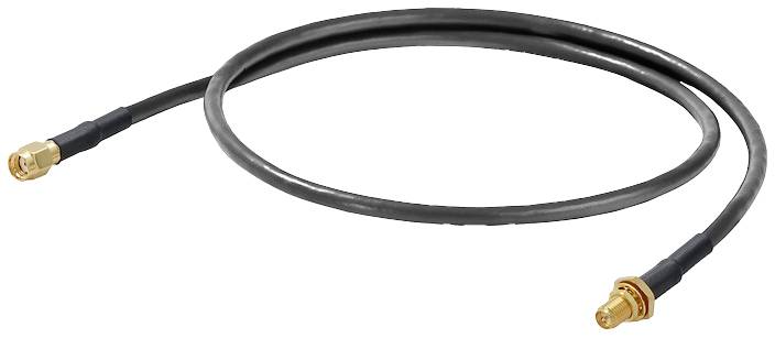 Koaxialkabel mit zwei goldfarbenen Steckern an den Enden. Das Kabel ist schwarz und flexibel, geeignet für Hochfrequenzanwendungen.