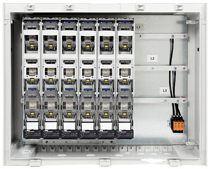 Elektrischer Sicherungskasten mit mehreren Sicherungen in zwei vertikalen Reihen. Label 'L1', 'L2', 'L3' weist auf drei Phasen hin.
