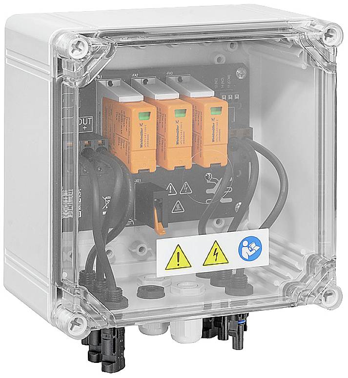 Elektrischer Verteilerkasten mit durchsichtiger Abdeckung. Drei orangefarbene Module und Kabel sind sichtbar. Warnsymbole vorhanden.