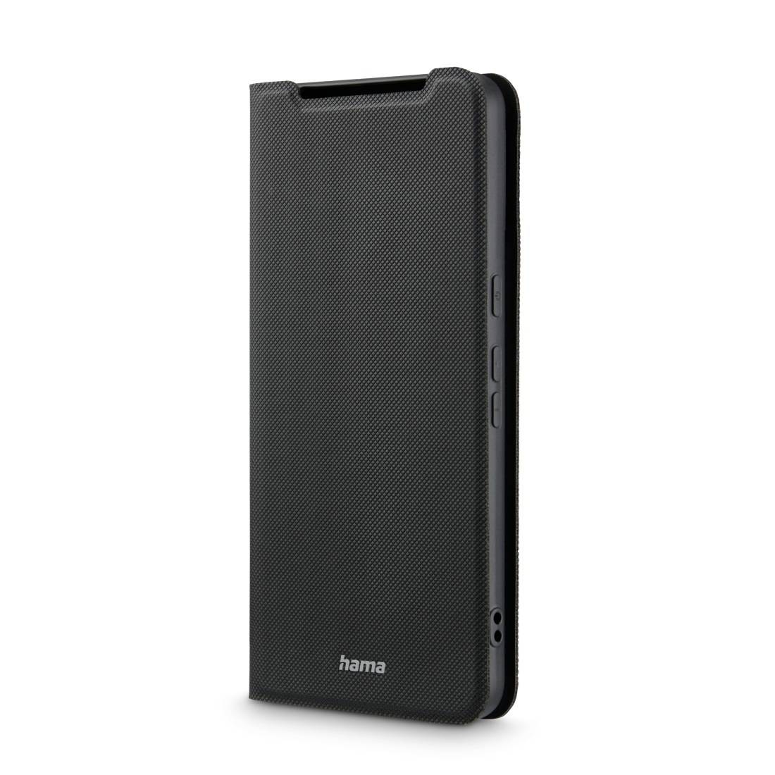 Ein schwarzes Smartphone-Case von der Marke 'hama' mit Textur, stehend, zeigt die seitlichen Tasten und die Öffnung für die Kamera.