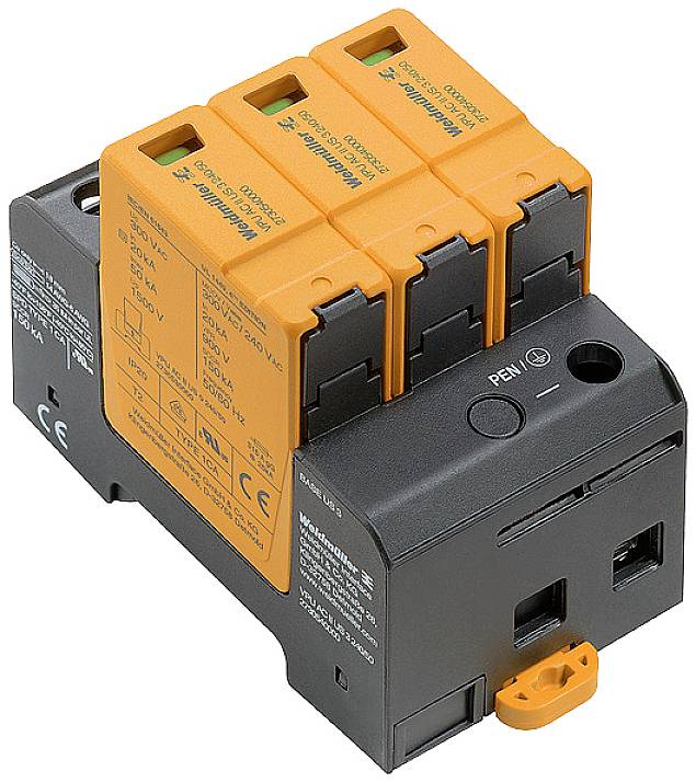 Ein Überspannungsschutzgerät mit drei orangefarbenen Steckmodulen, die Funktion und Anschlussmöglichkeiten an elektrischen Anlagen zeigen.