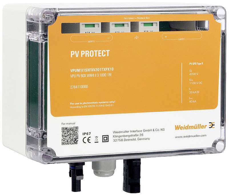 Ein orangefarbener Weidmüller PV-Schutzkasten mit Modellnummer, Schutzart IP67, montiert in einem durchsichtigen Gehäuse.