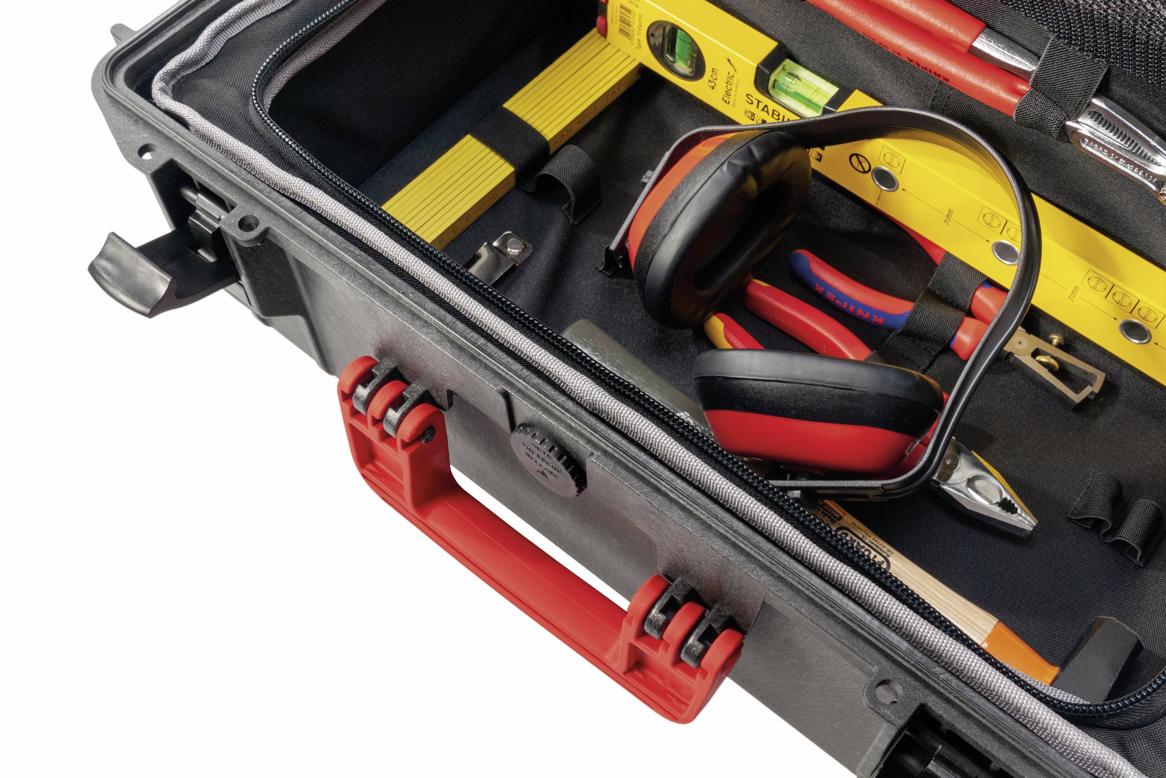 Ein Werkzeugkasten mit roten Griffen, enthält Wasserwaage, Schutzbrille und Zangen. Perfekt organisiert für Bau- oder Heimwerkerarbeiten.