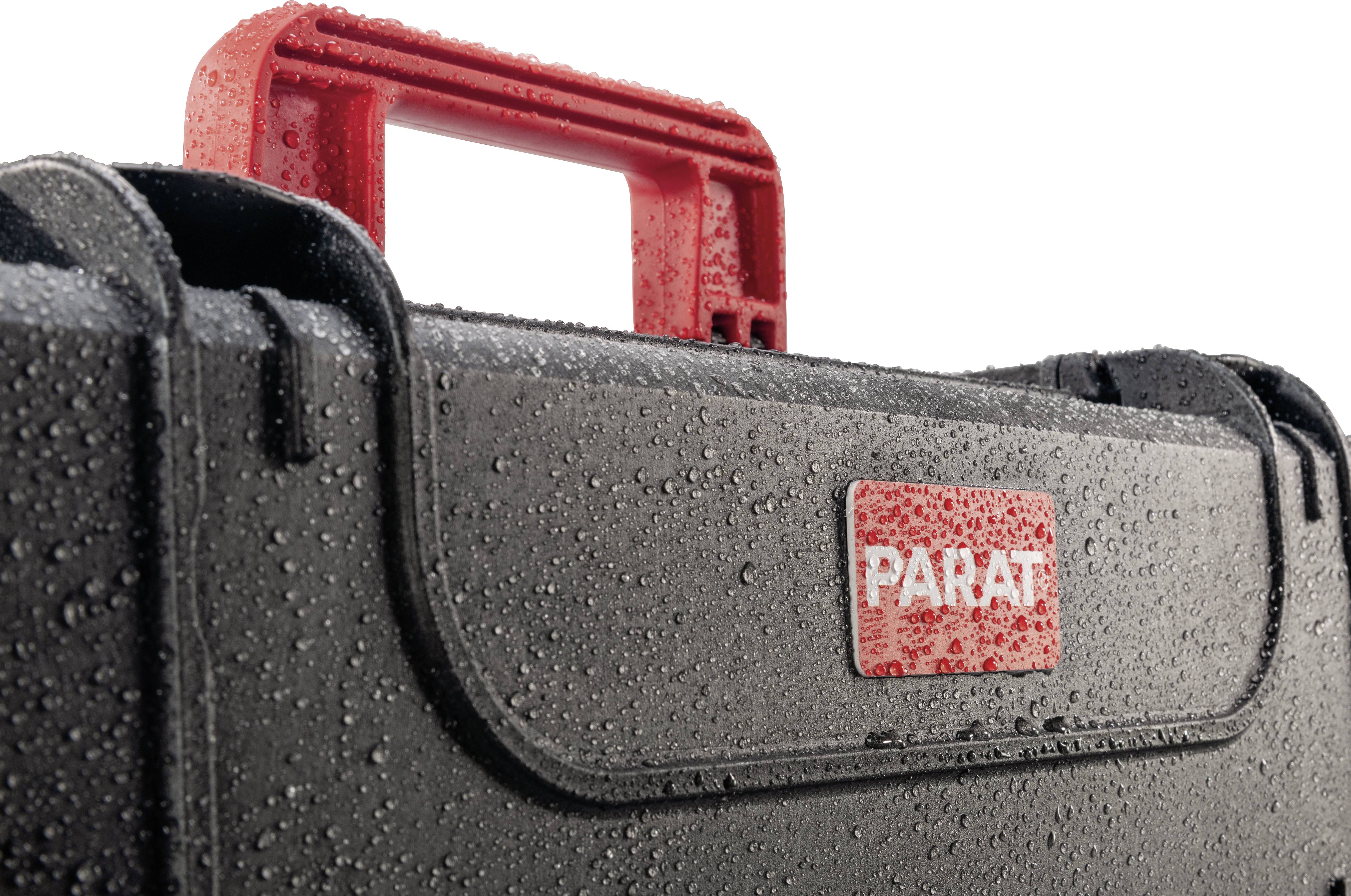 Schwarzer Werkzeugkoffer mit rotem Griff, nass vom Regen, zeigt das Logo 'PARAT' in Rot auf der Vorderseite.